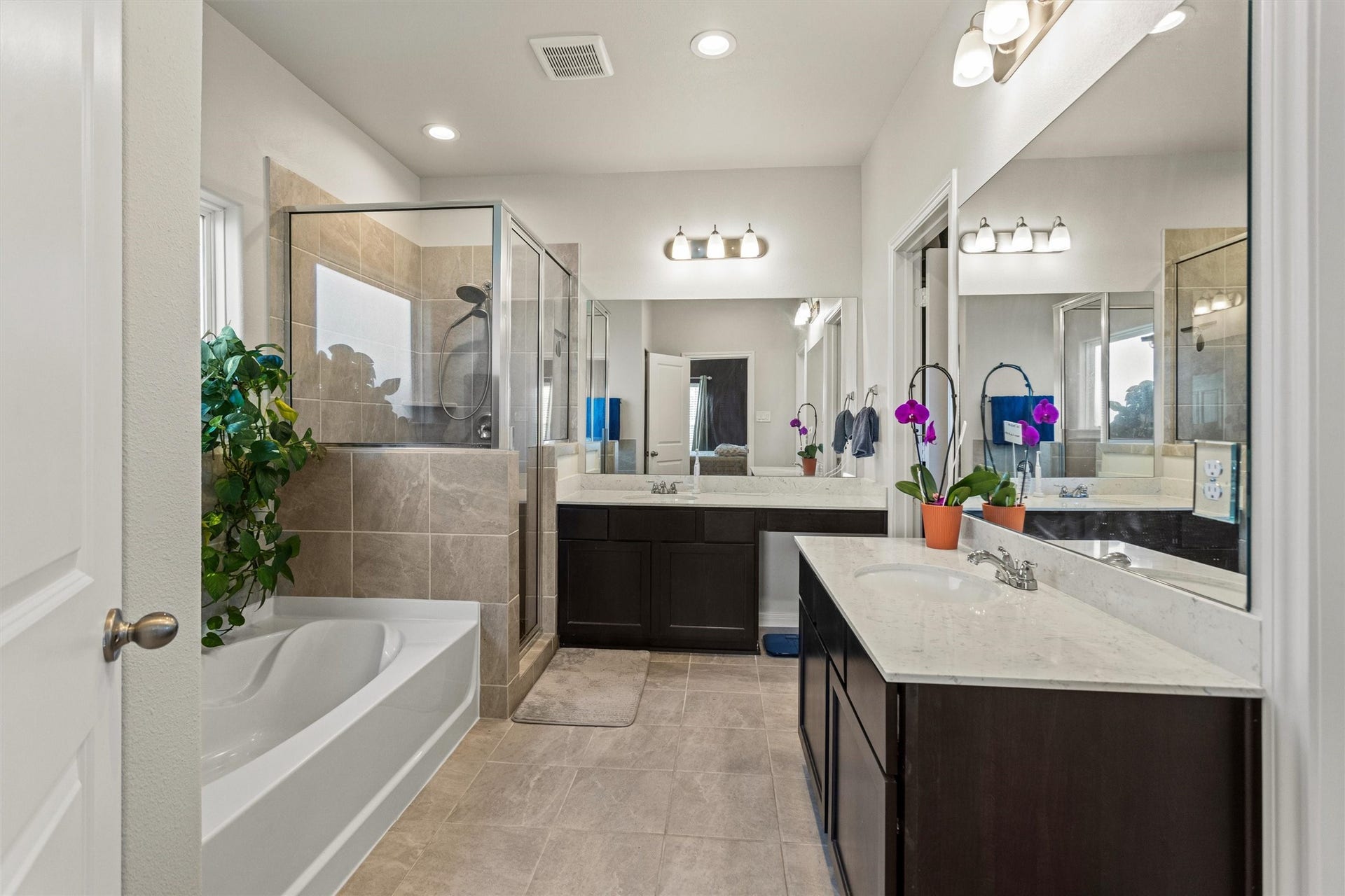 11731 Eclipse Drive, Willis, TX 77318 Primary en-suite bathroom with dual sinks and vanities.