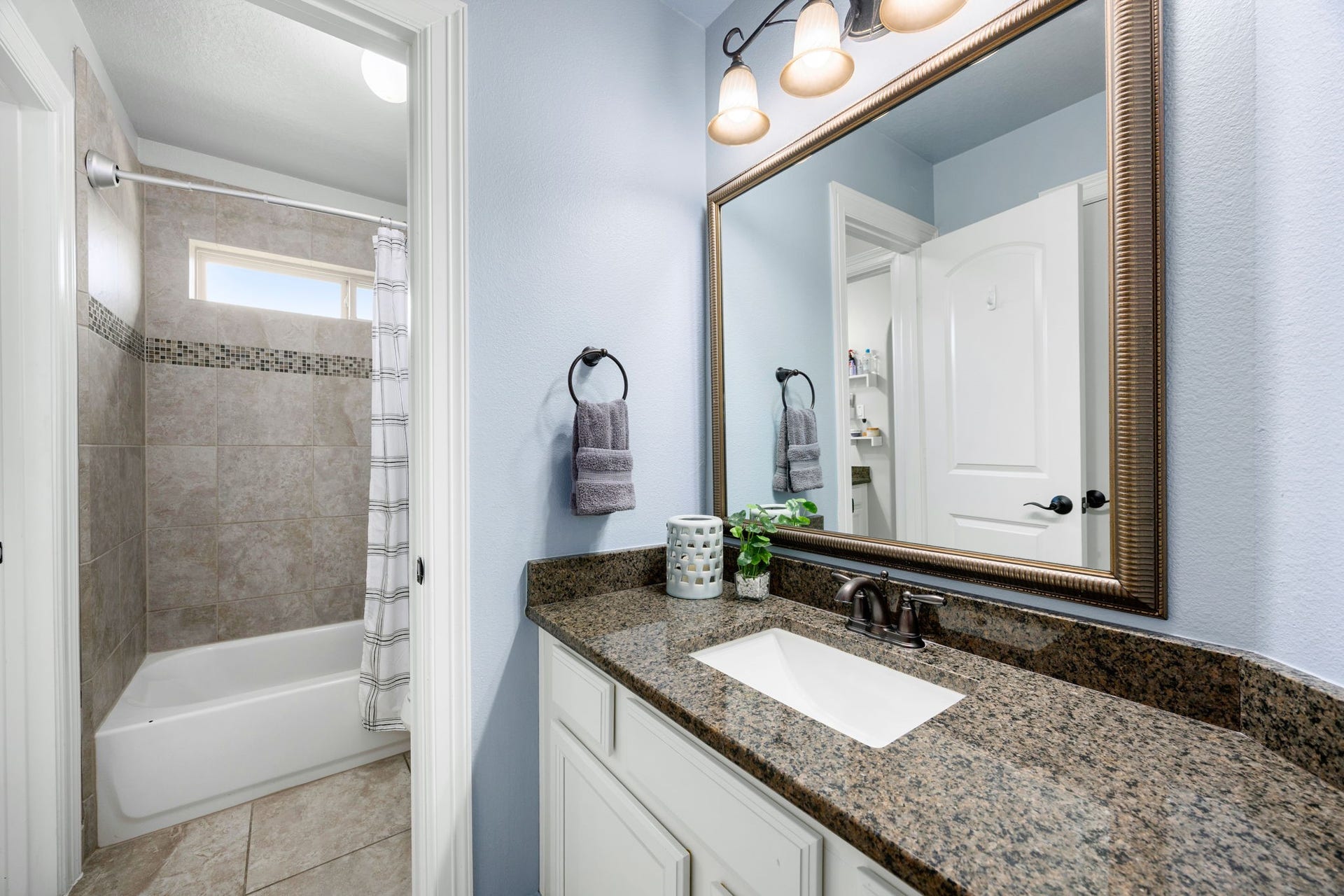 13522 Columbia Key Drive, Tomball, TX 77377 A well-appointed full bathroom adds comfort and function for another one of the homes secondary bedrooms.
