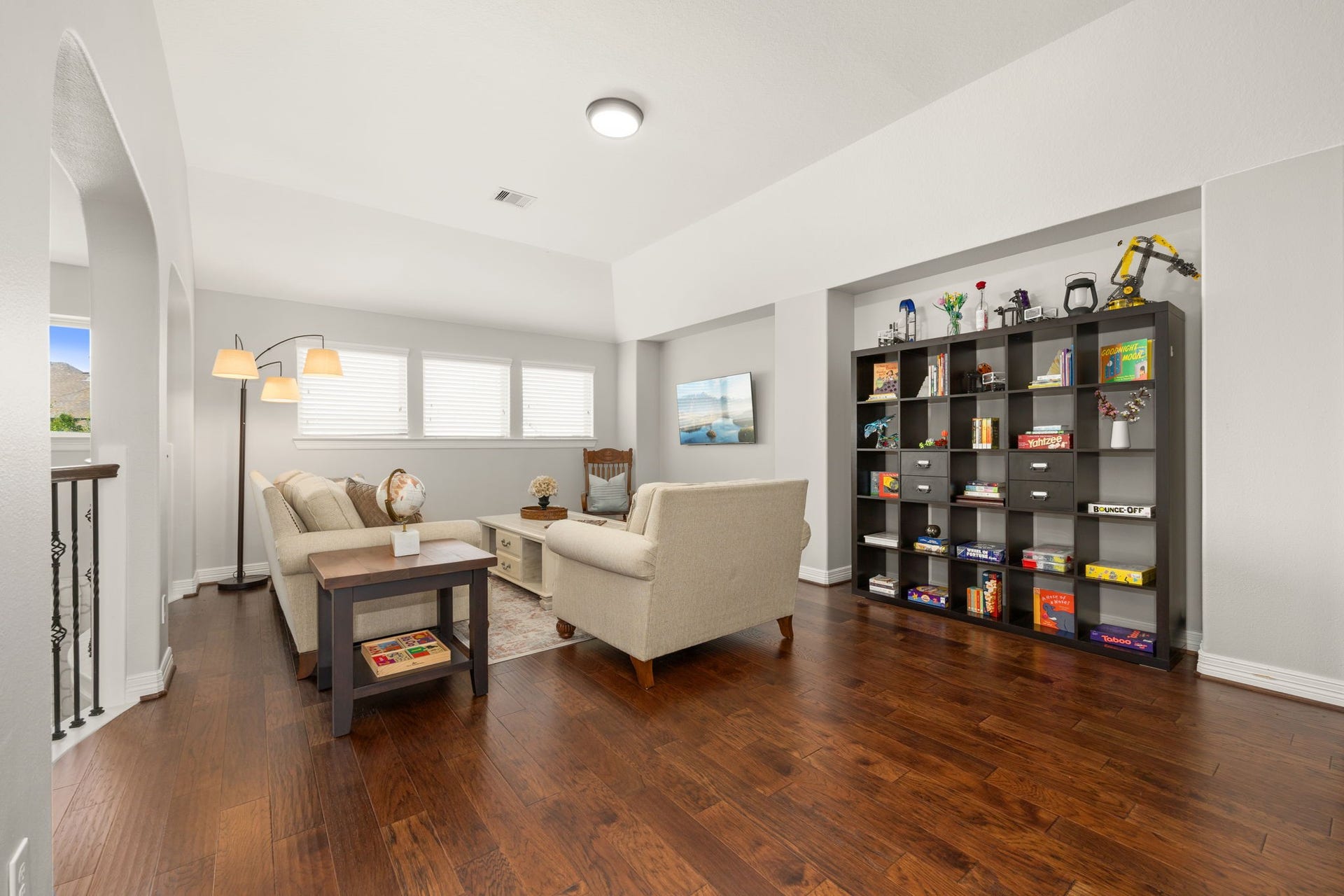 13522 Columbia Key Drive, Tomball, TX 77377 The spacious upstairs landing offers room for an additional lounge, game room, or play area, with space for a TV, storage, and everyday flexibility.