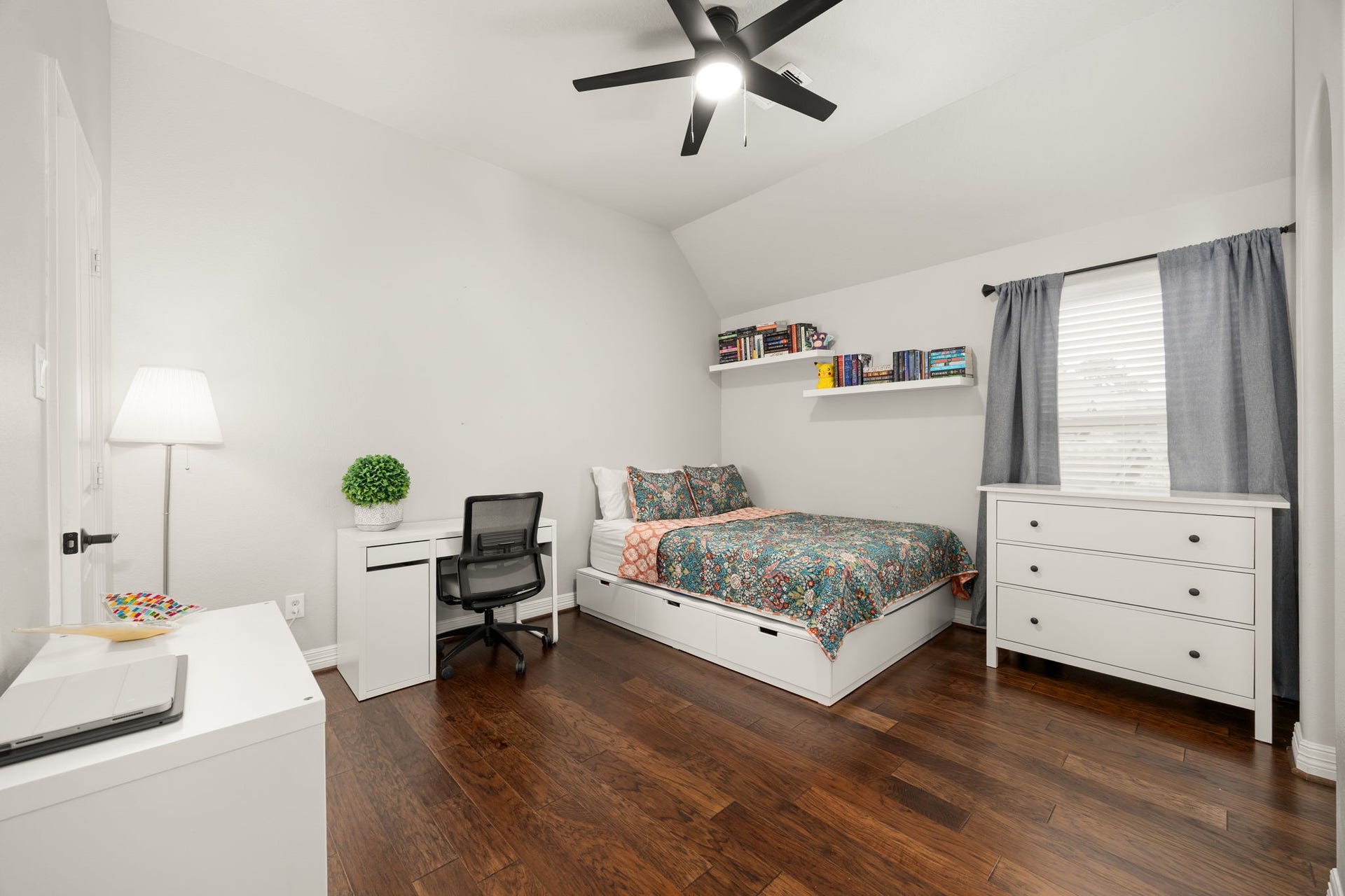 13522 Columbia Key Drive, Tomball, TX 77377 A well-sized secondary bedroom with clean finishes and easy access to a full bathroom for added everyday convenience.