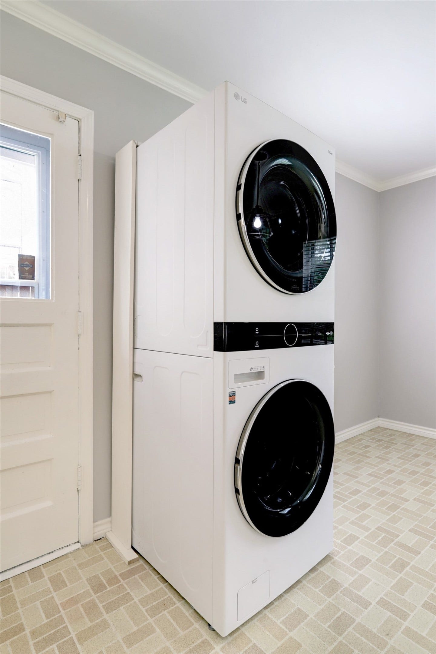 5217 Locust Street, Bellaire, TX 77401 Full size washer and dryer stay.