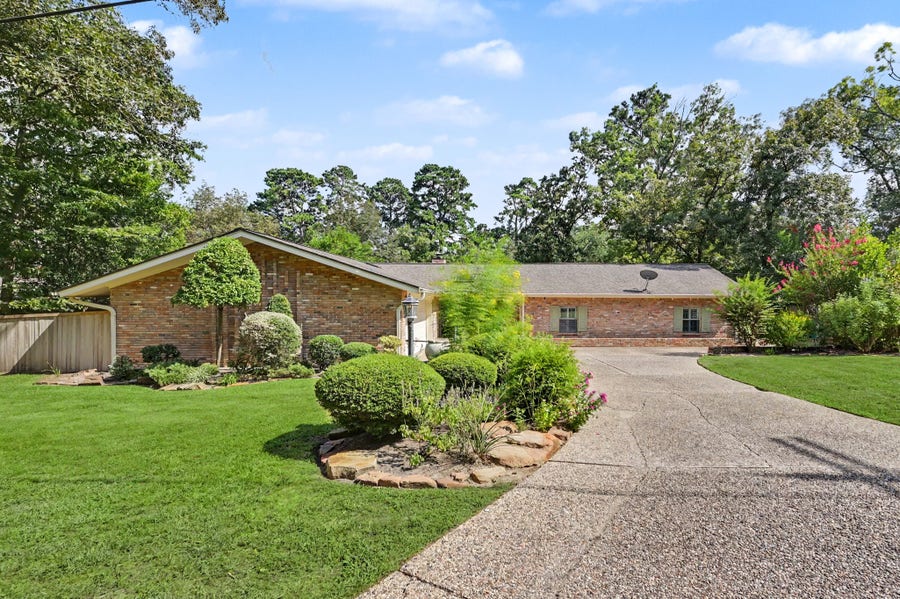 Property photo for 23 Amherst Court, Conroe, TX