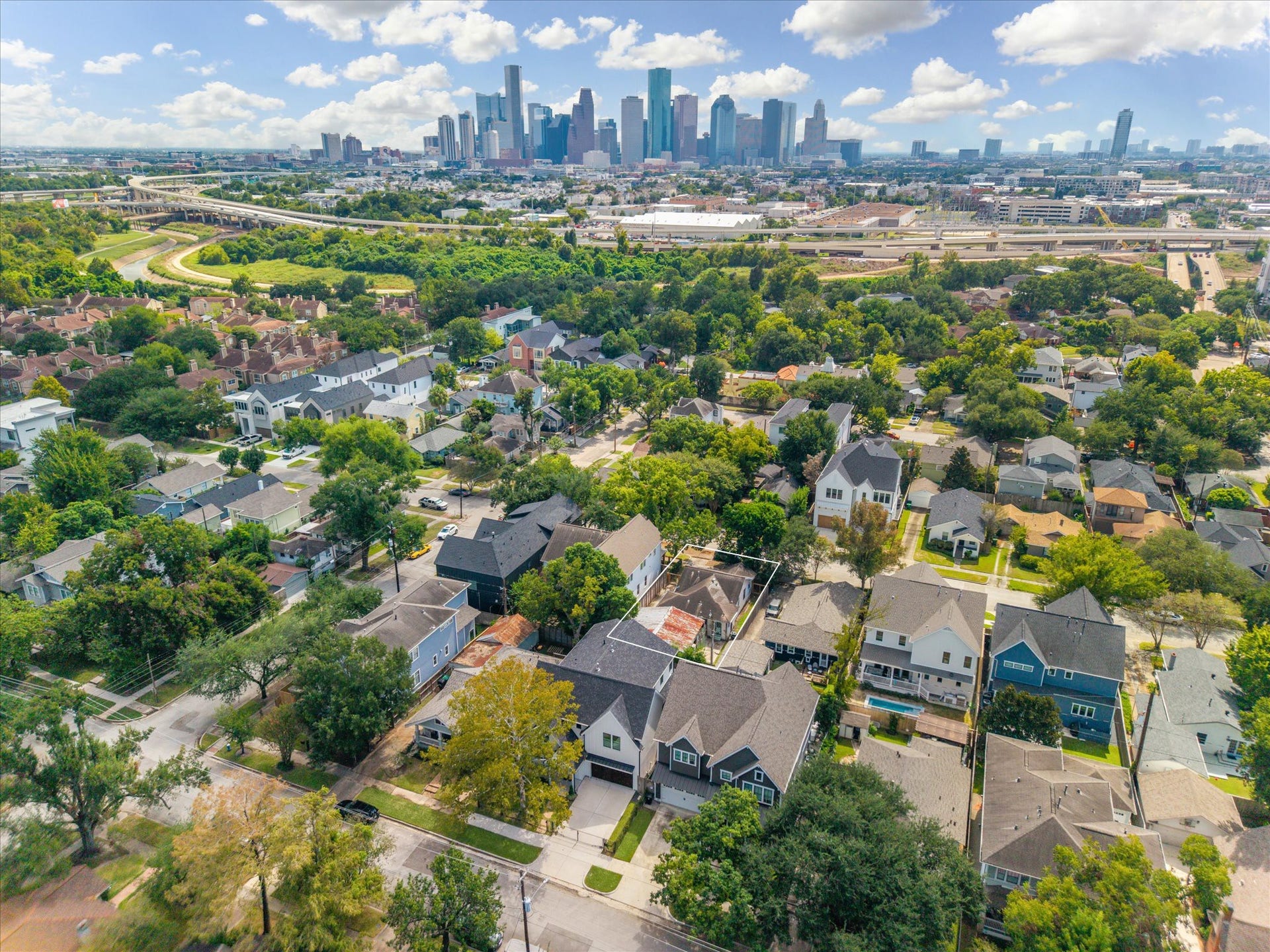 This property invites builders and buyers to imagine their next chapter in a neighborhood celebrated for its distinctive architecture, local character and vibrant dining scene.