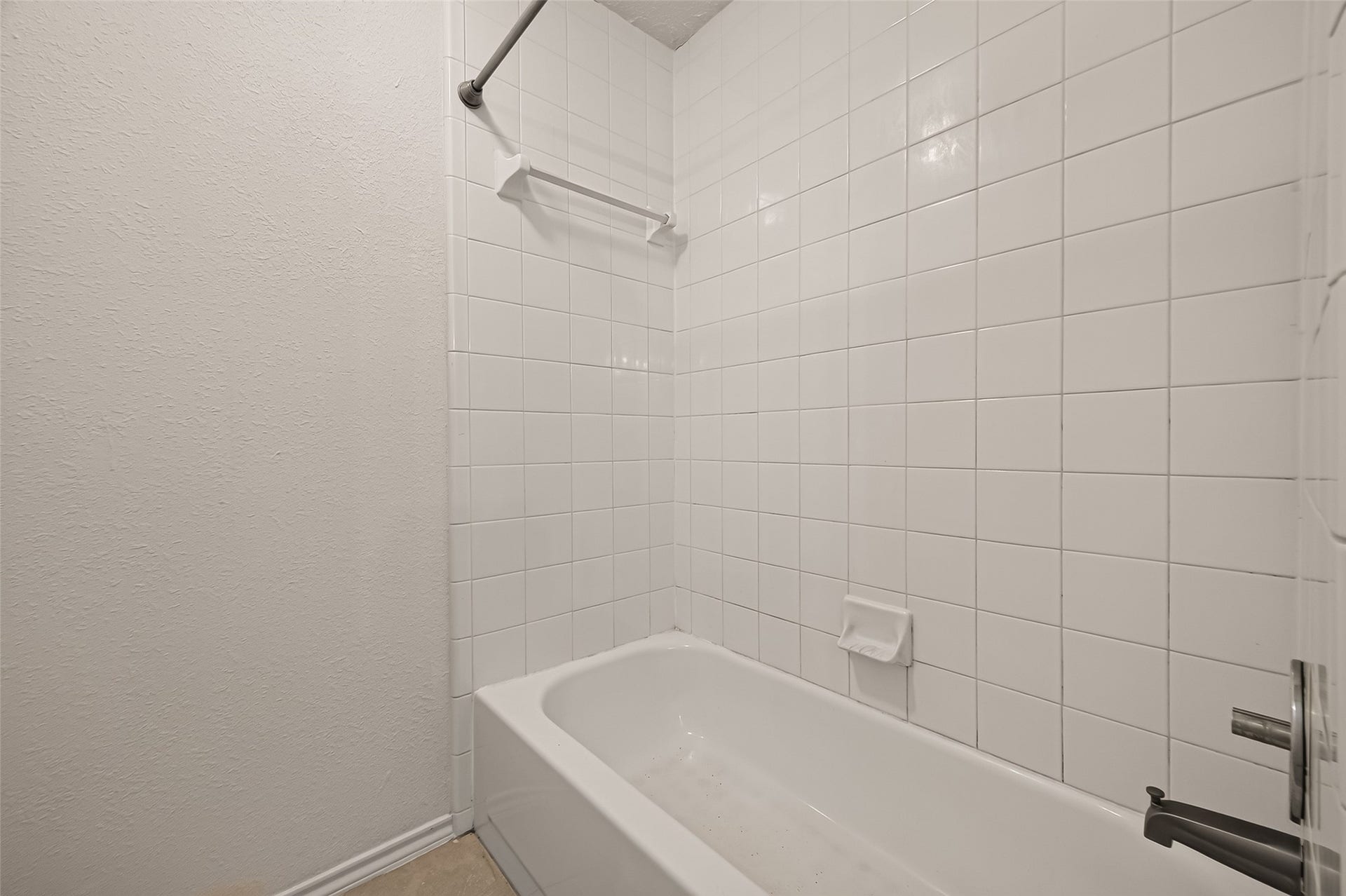 3356 Rachel Lane, Katy, TX 77493 A simple shower with all the necessities for relaxing and unwinding after a long day.