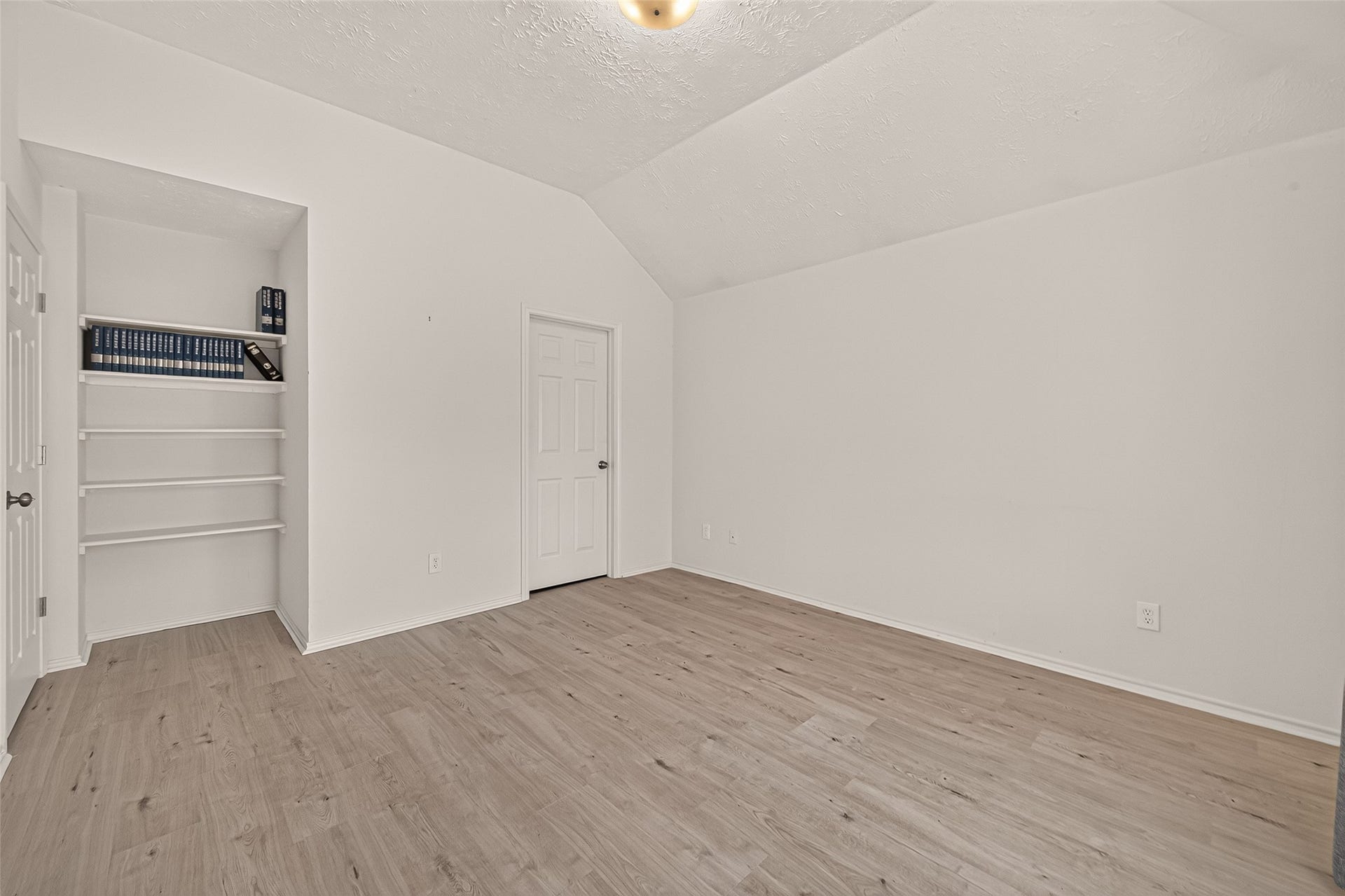3356 Rachel Lane, Katy, TX 77493 A great space for setting up your favorite books and a view of the bathroom.