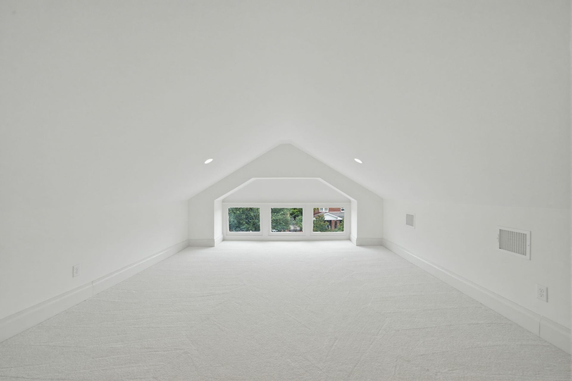 404 Avondale Street, Houston, TX 77006 This third story inclosed attic space boast a vaulted ceiling, featuring large windows that offer a serene view of the greenery outside. Perfect for an office, reading nook, or play room.