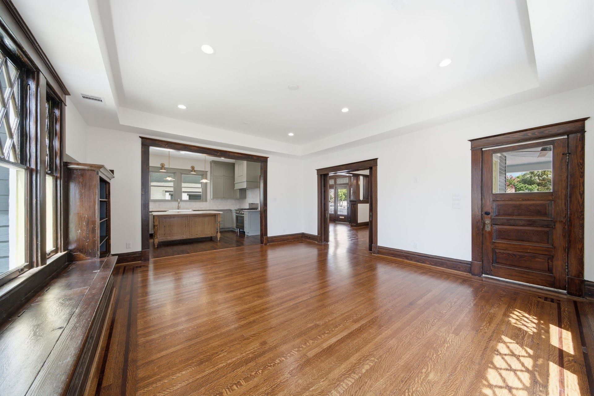 404 Avondale Street, Houston, TX 77006 The large living room area continues to highlight the hardwood floors, elegant wood trim, and abundant natural light, seamlessly connecting to a modern kitchen and dining areas. It also connects to the wrap around porch.