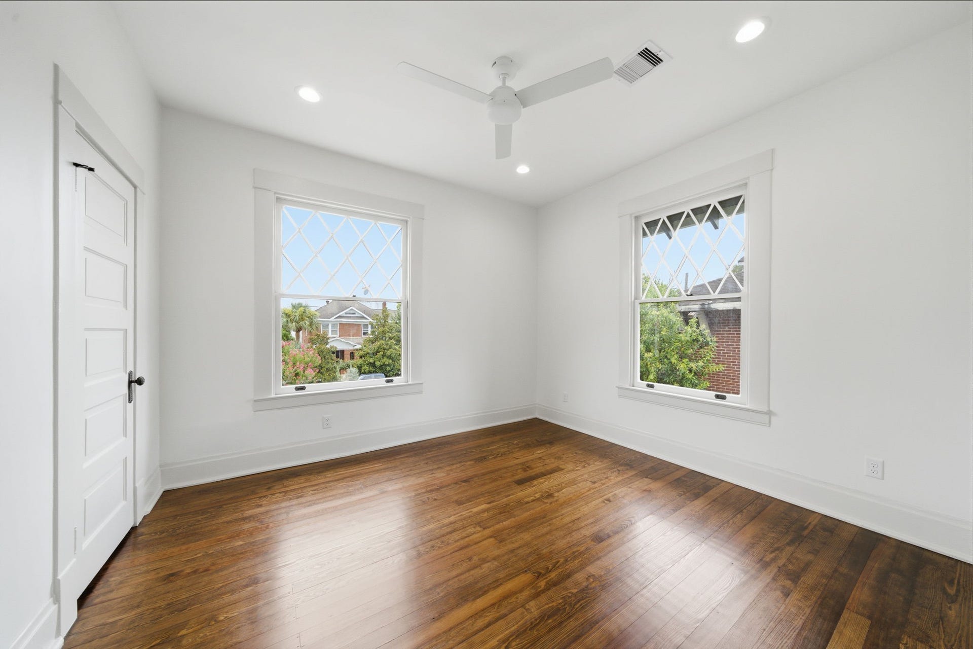 404 Avondale Street, Houston, TX 77006 One of the Jack and Jill rooms upstairs. Original pine floors and wonderful natural light and views of the neighborhood.