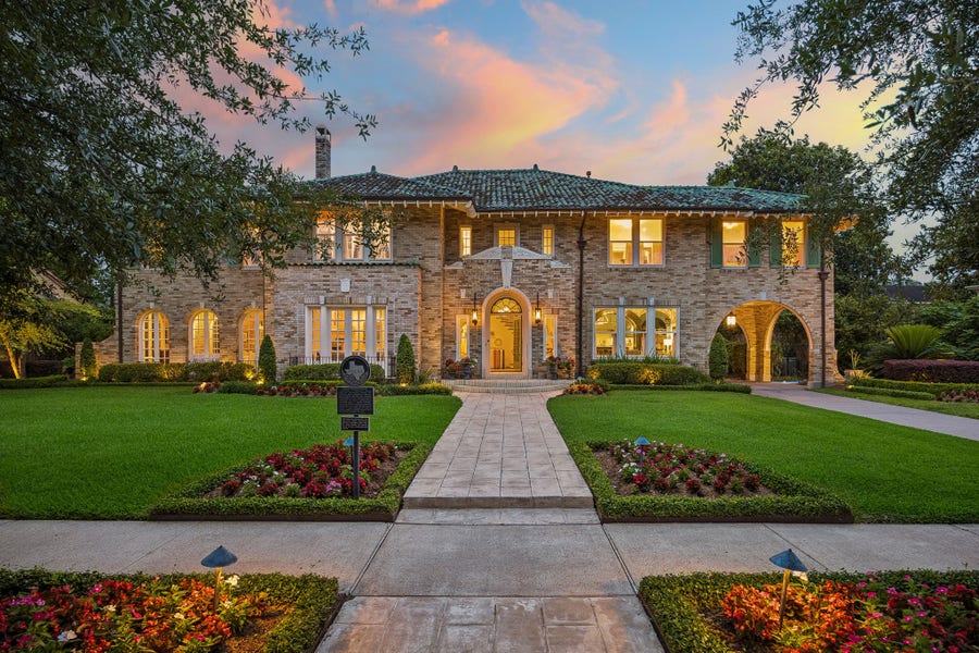 Property photo for 15 Courtlandt Place, Houston, TX