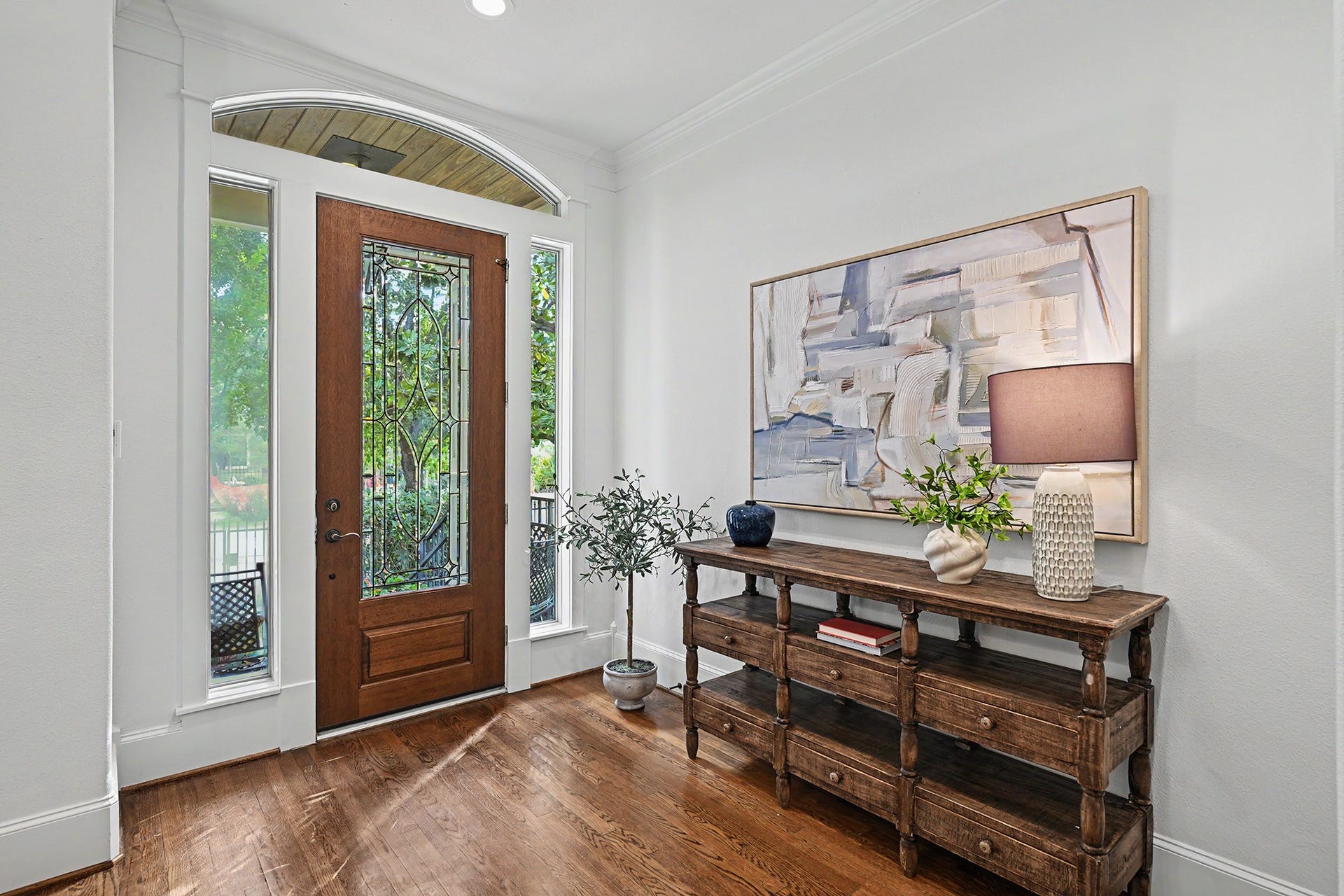 Entryway is a nice way to greet guests.