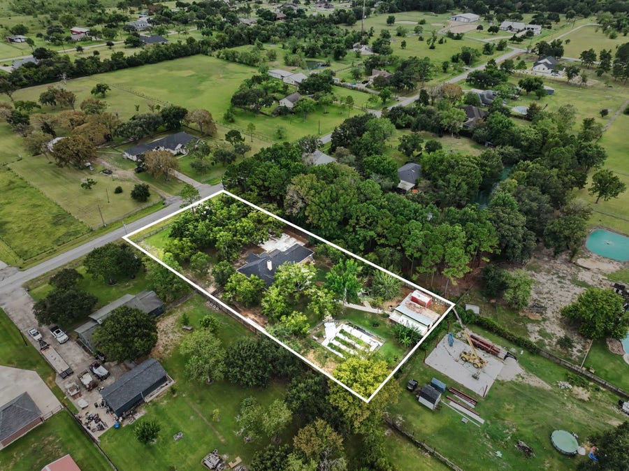 Property photo for 142 Happy Hollow Street, Alvin, TX