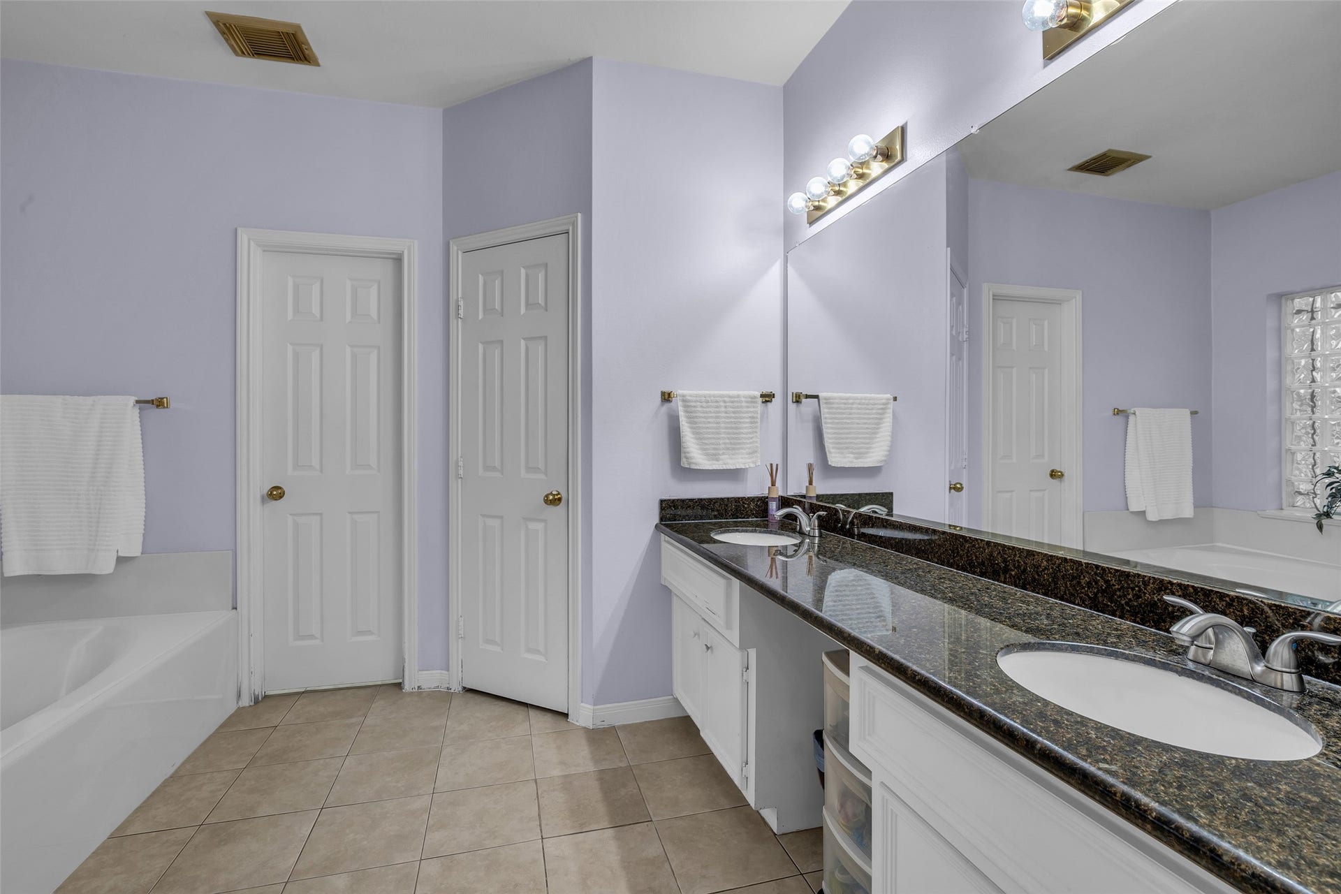 5710 Rose Hill Court, Rosharon, TX 77583 Primary bath with walk in closet, double sinks, vanity area and jetted tub.