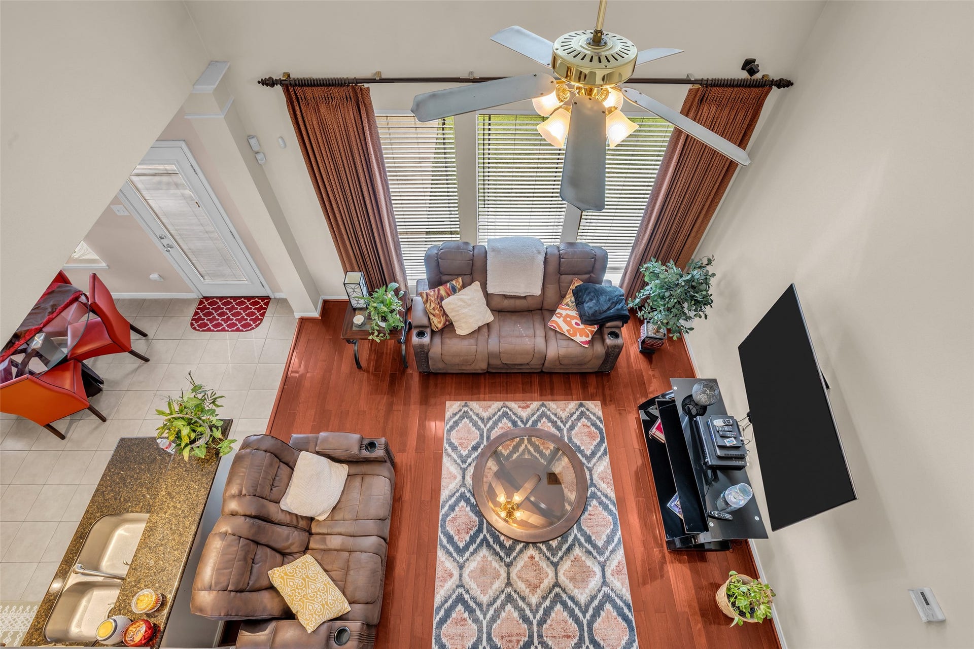 5710 Rose Hill Court, Rosharon, TX 77583 Upstairs balcony overlooking the living area.