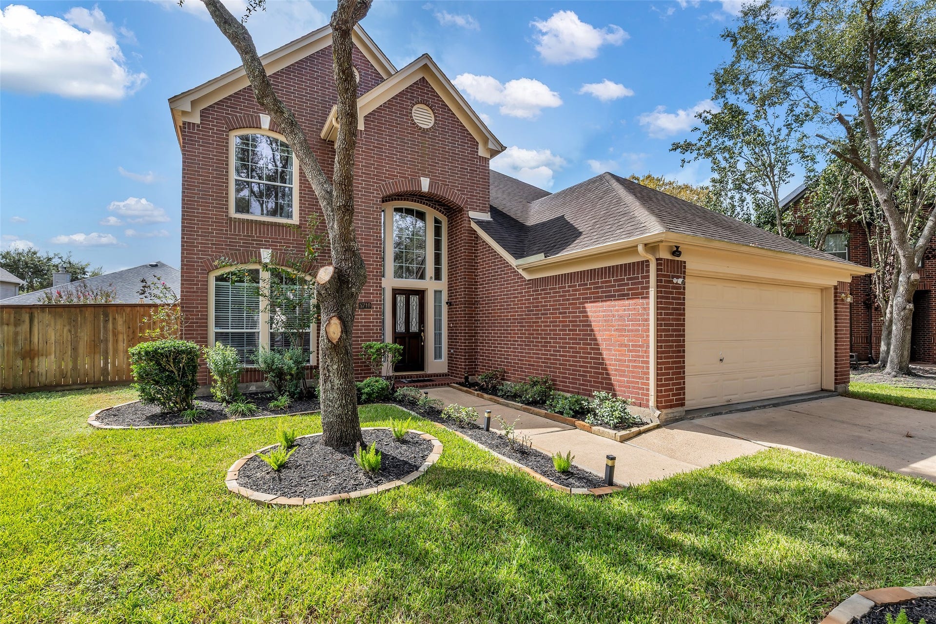 5710 Rose Hill Court, Rosharon, TX 77583 Hidden In A Quiet Cul De Sac.