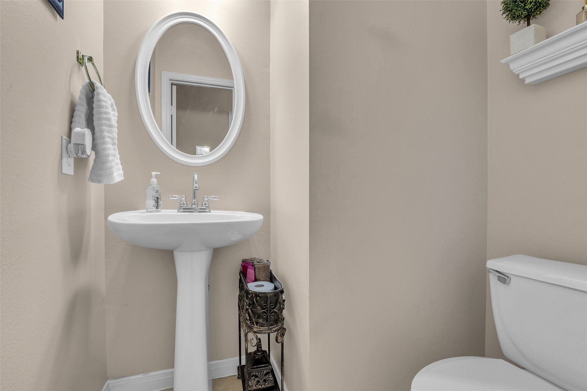 5710 Rose Hill Court, Rosharon, TX 77583 Half bath downstairs