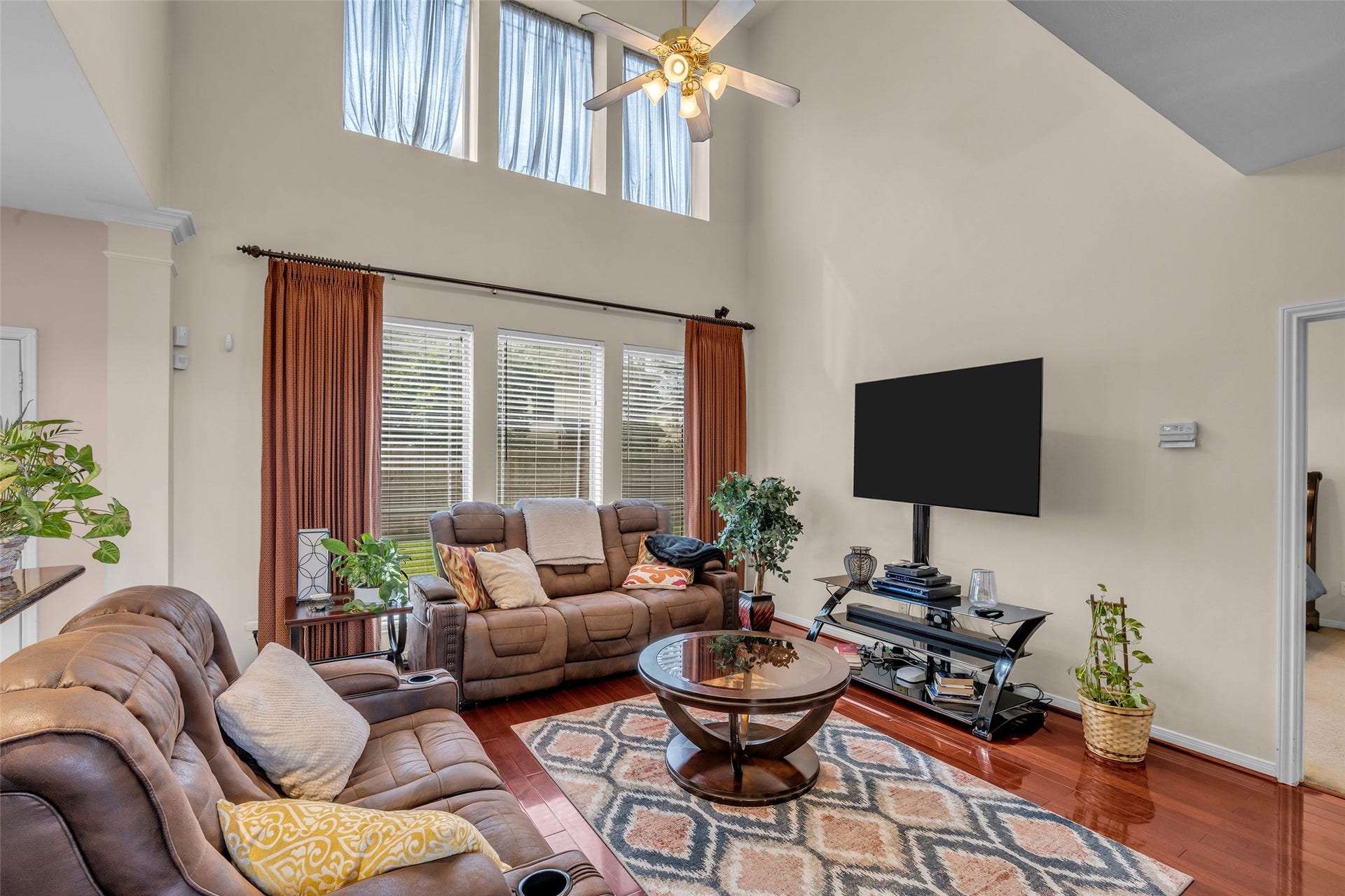 5710 Rose Hill Court, Rosharon, TX 77583 Living room