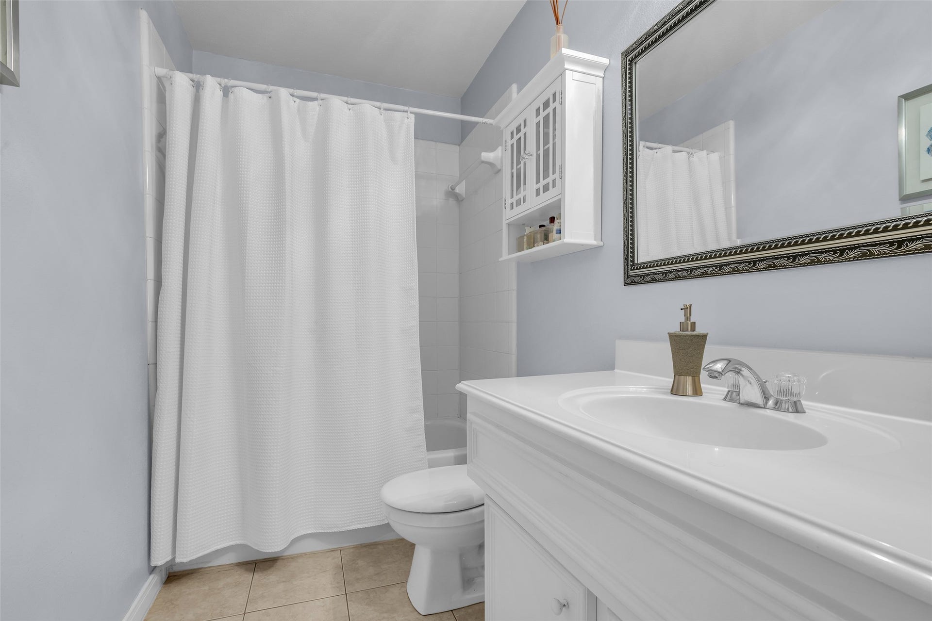 5710 Rose Hill Court, Rosharon, TX 77583 Upstairs Second Bath