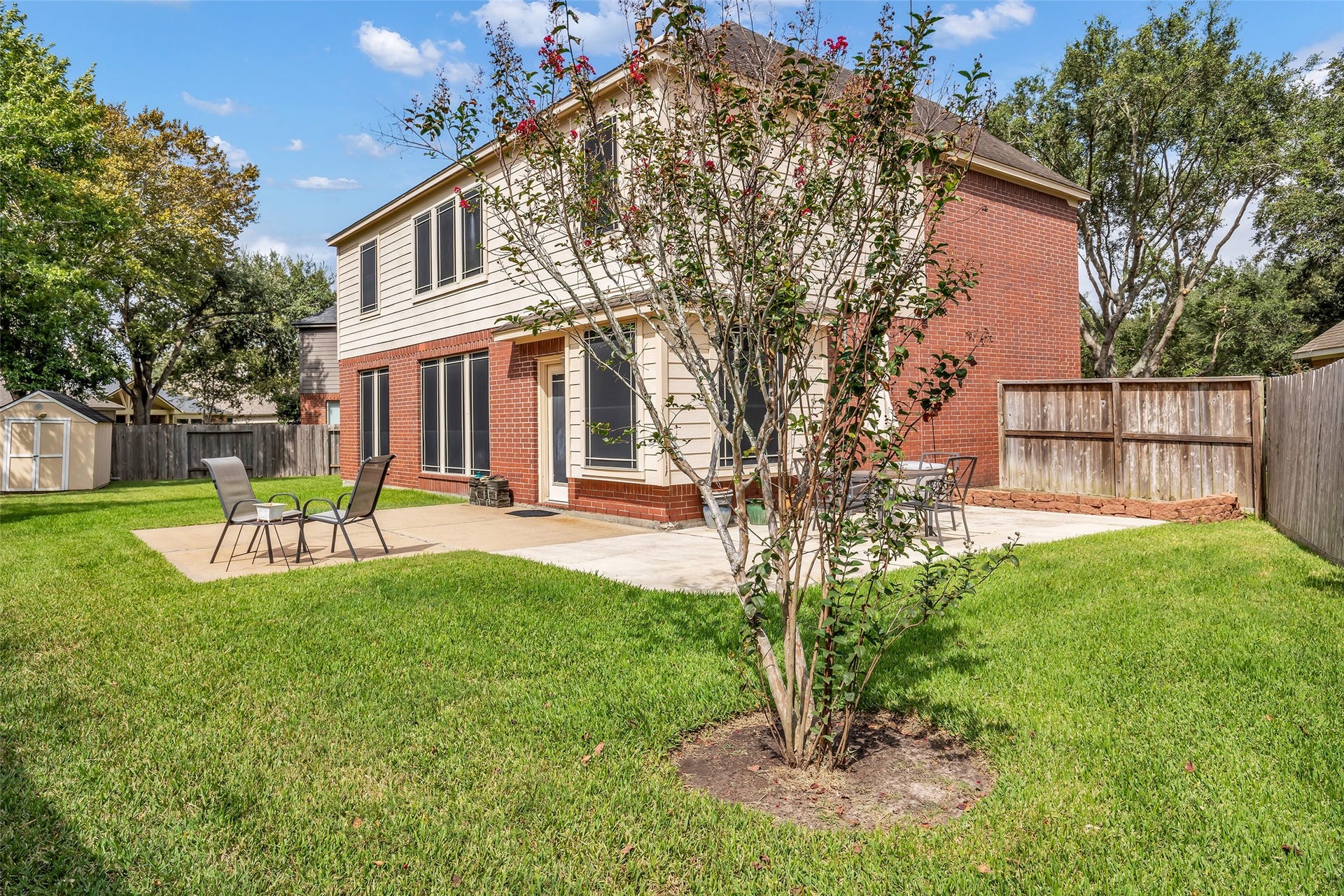 5710 Rose Hill Court, Rosharon, TX 77583 Side and backyard patios