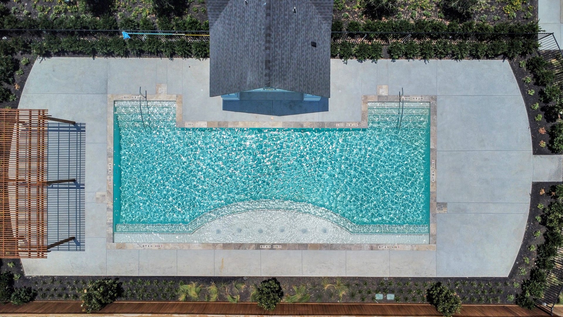 2733 Ruhman Fields Drive, Houston, TX 77008 A Refreshing Resort-Style Pool Area, as well as a Quaint Dog Park.