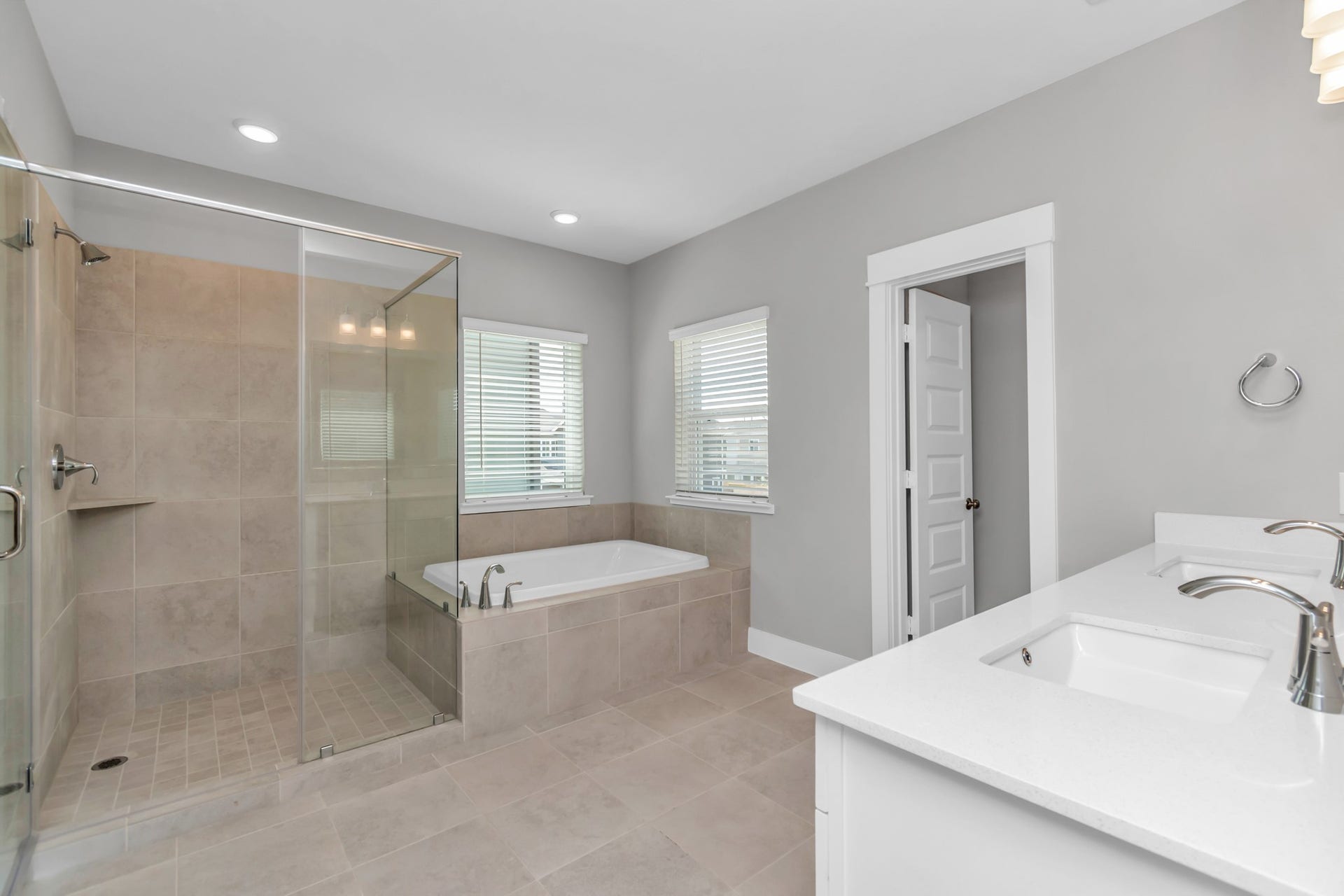 2733 Ruhman Fields Drive, Houston, TX 77008 Spa-Like Bath with Spacious Walk-In Shower, Soaking Tub, & Double Sinks with Luxurious Quartz Countertops.