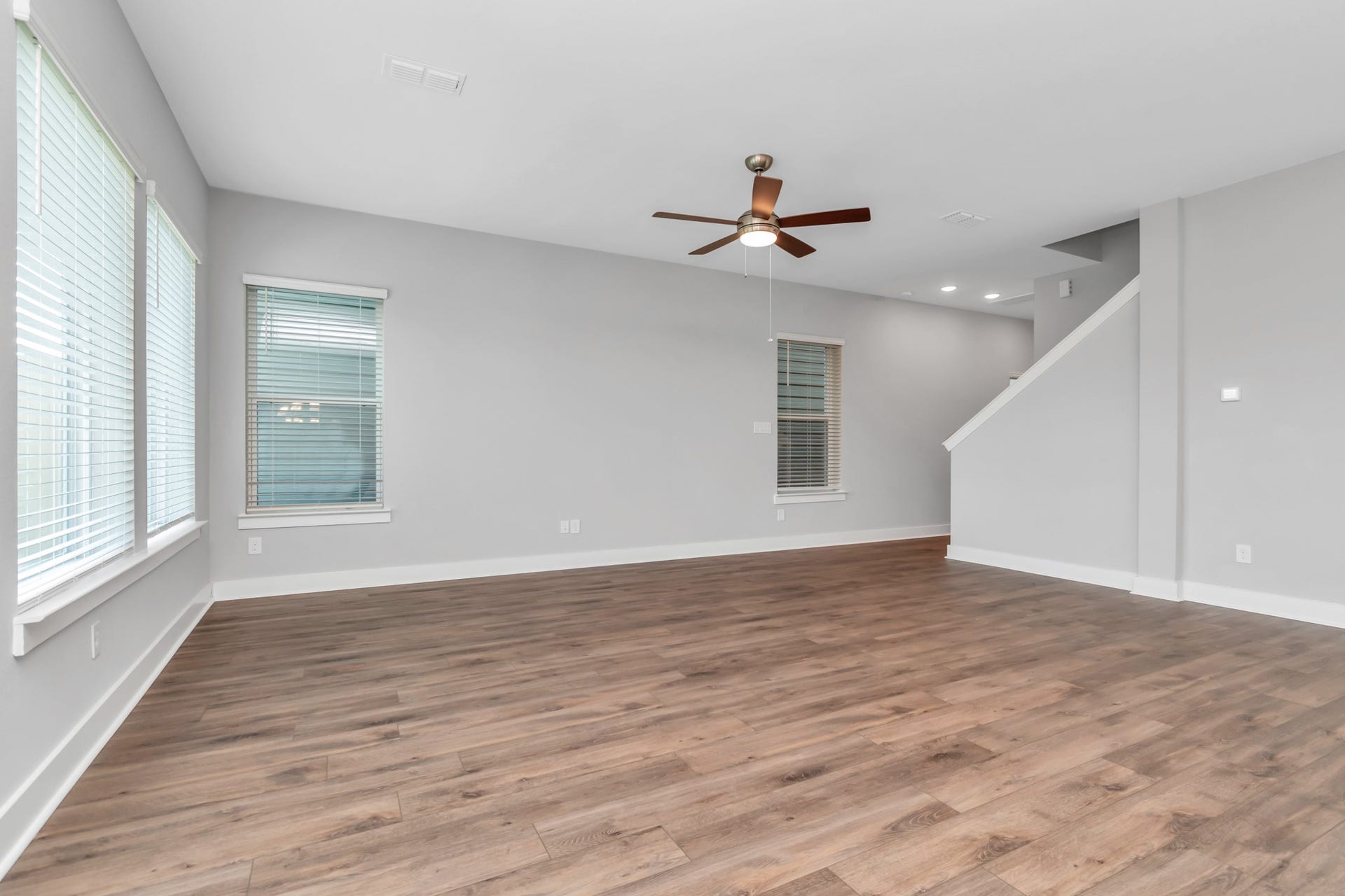 2733 Ruhman Fields Drive, Houston, TX 77008 Light & Bright Living Area with Breathtaking Wood-Like Vinyl Plank Flooring.
