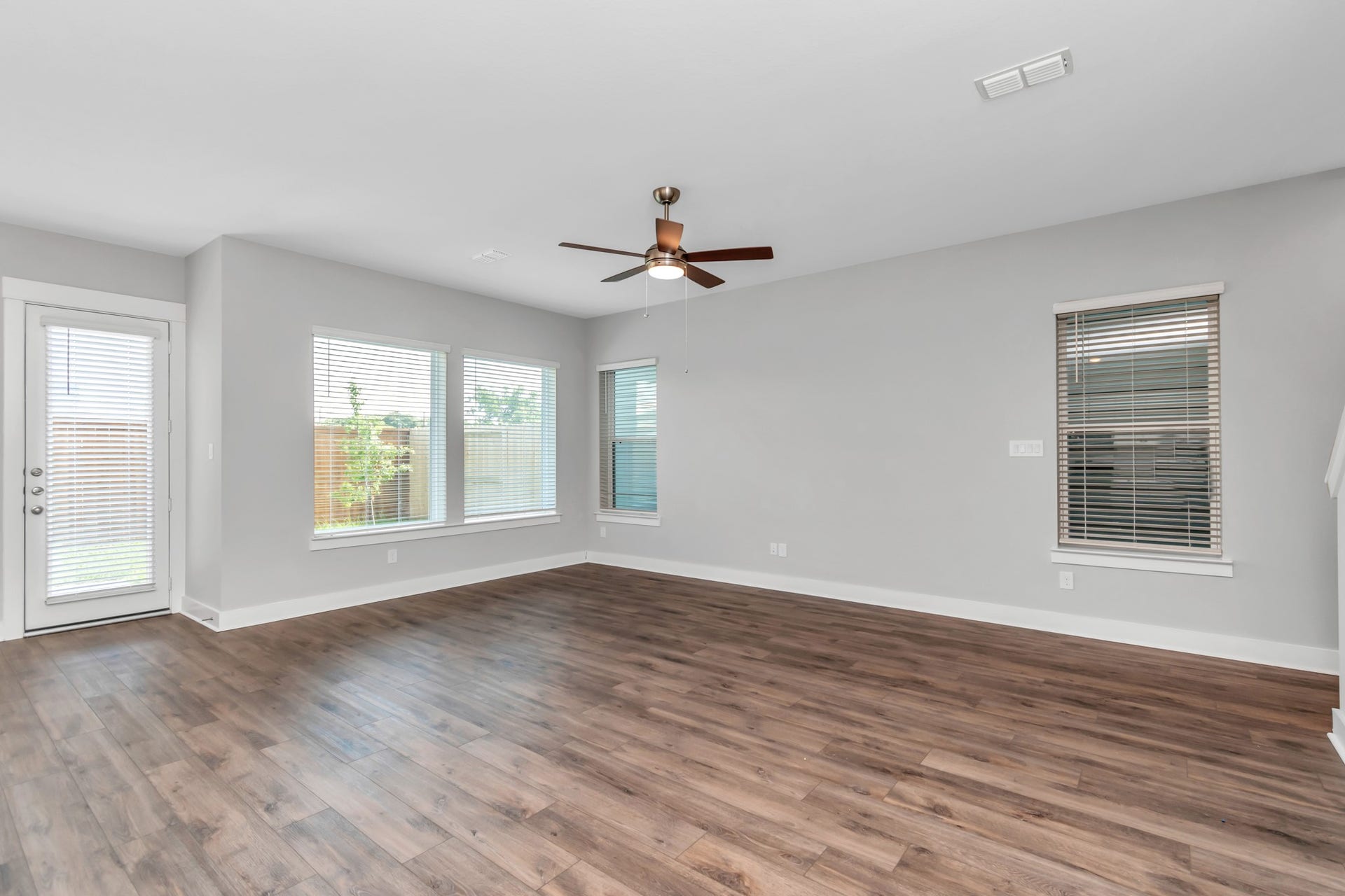 2733 Ruhman Fields Drive, Houston, TX 77008 Light & Bright Living Area with Luxurious Wood-Like Vinyl Plank Flooring.