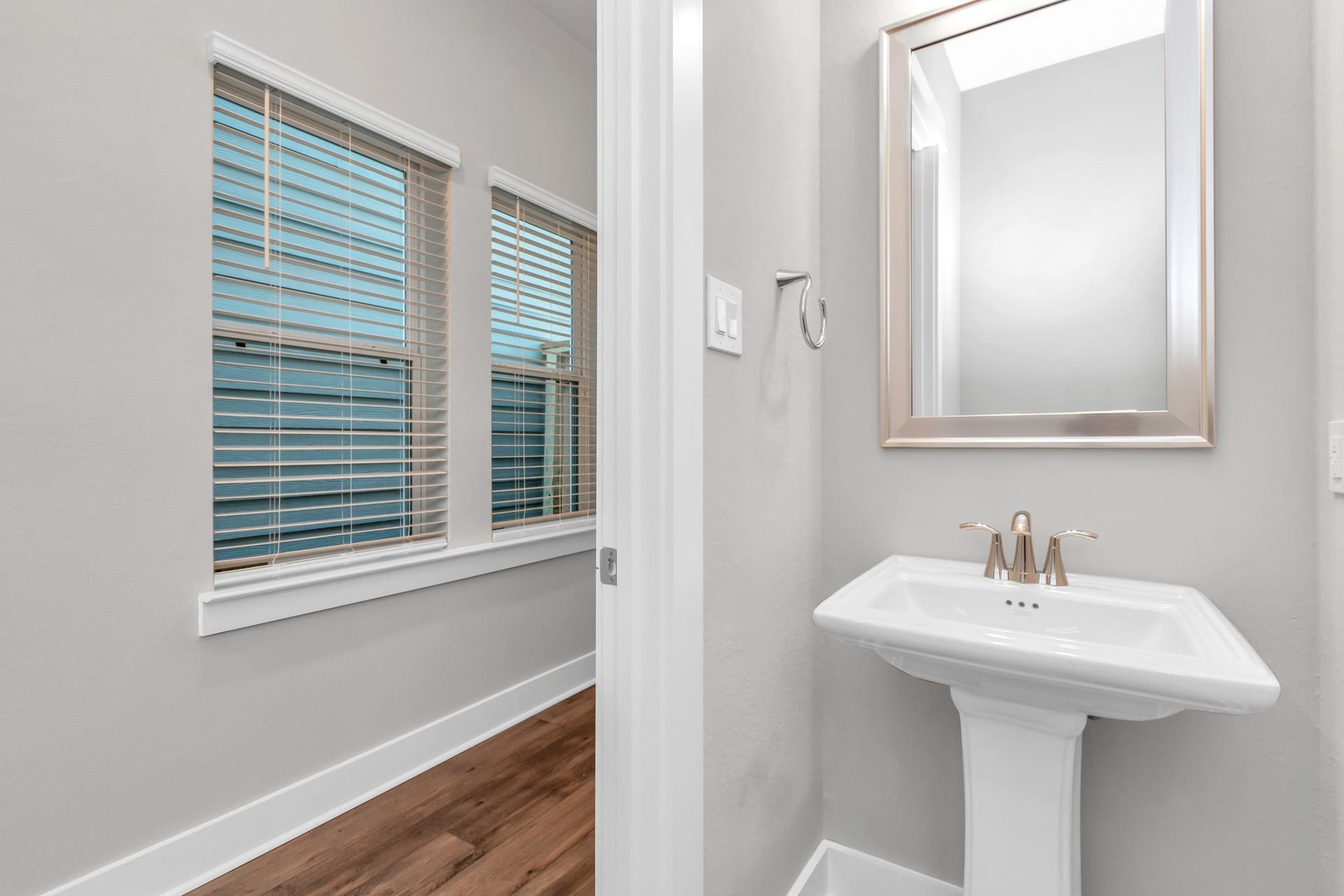 2733 Ruhman Fields Drive, Houston, TX 77008 Spacious Light & Bright Half Bath.