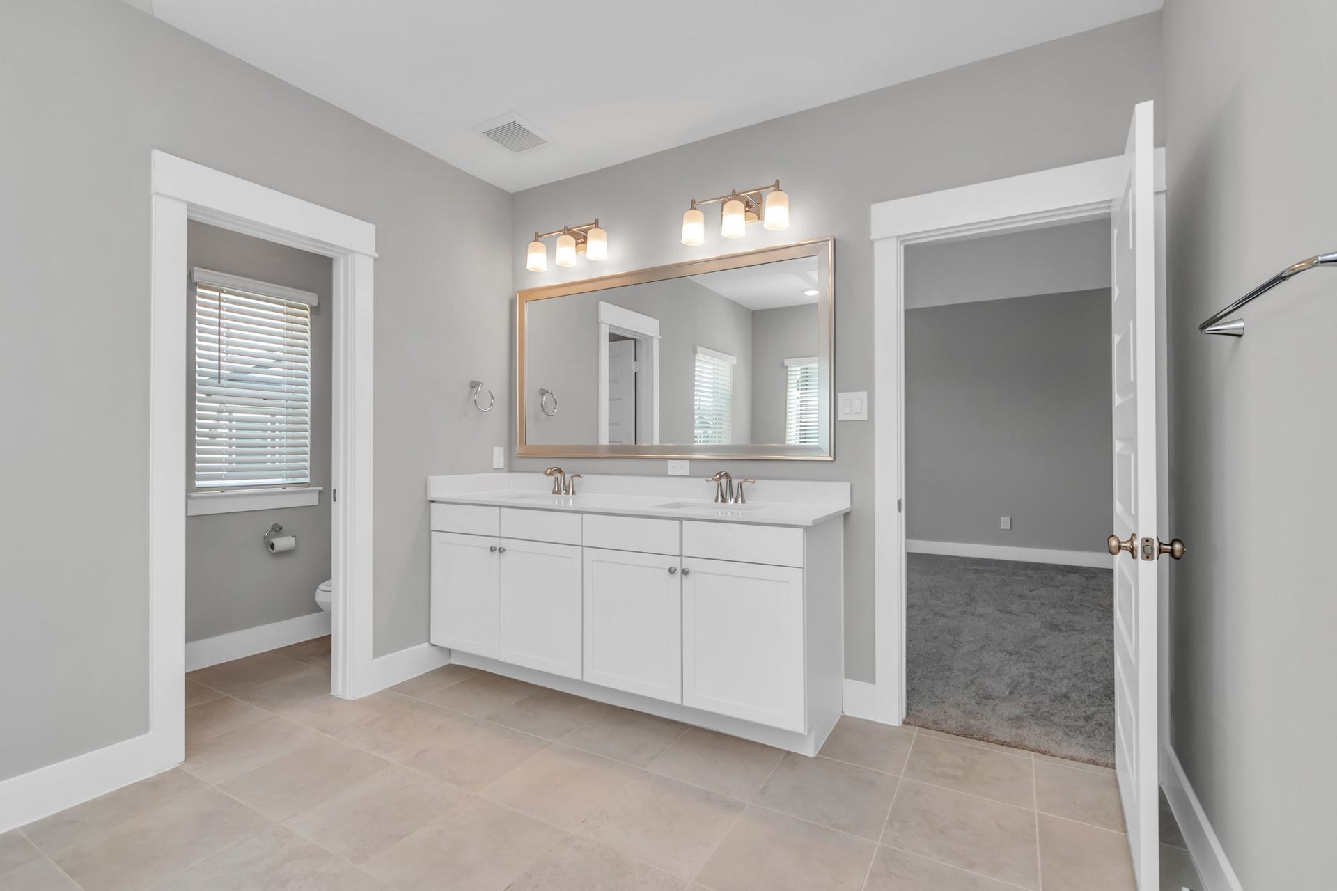 2733 Ruhman Fields Drive, Houston, TX 77008 Spa-Like Bath with Spacious Walk-In Shower, Soaking Tub, & Double Sinks with Luxurious Quartz Countertops.