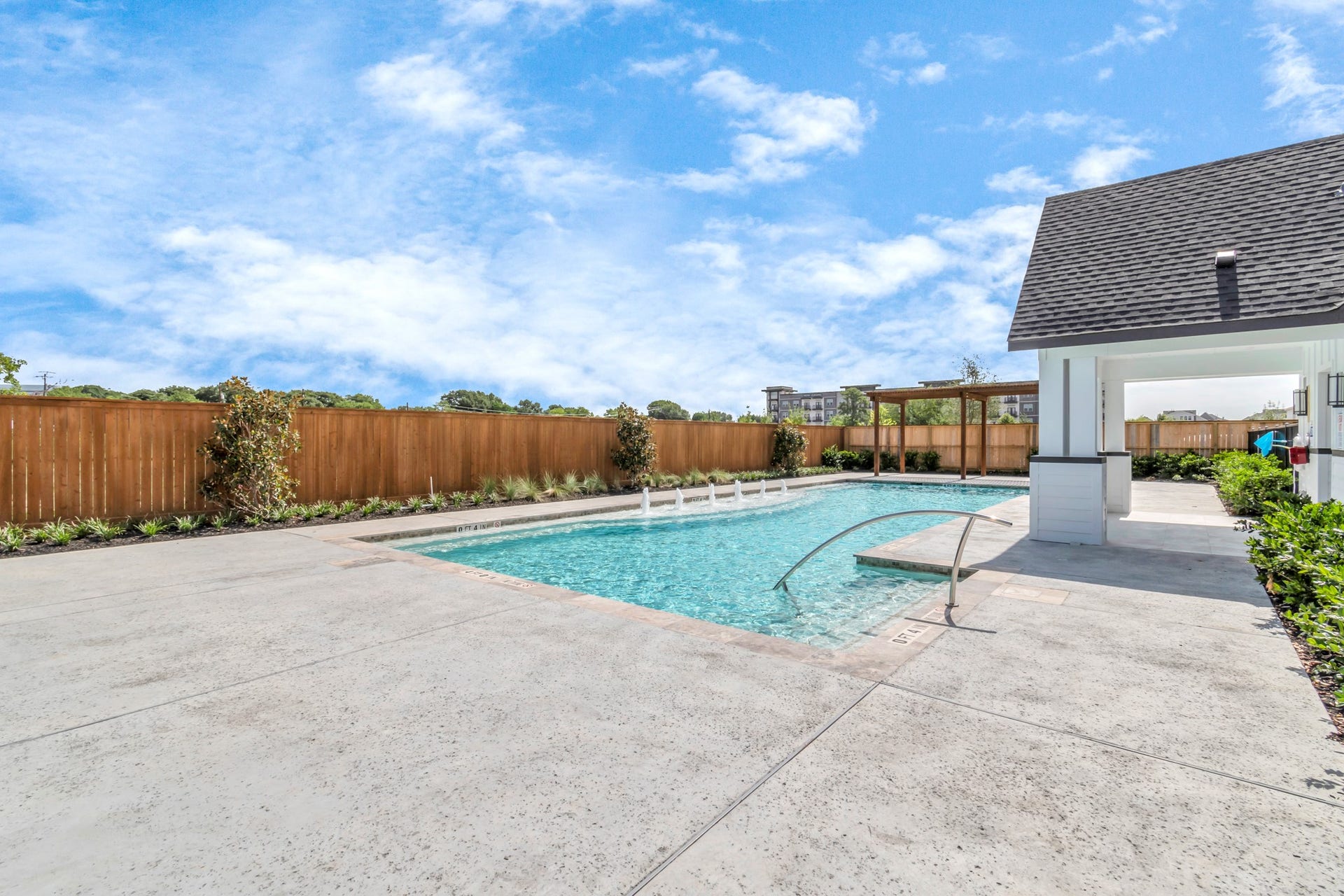 2733 Ruhman Fields Drive, Houston, TX 77008 A Refreshing Resort-Style Pool Area, as well as a Quaint Dog Park.