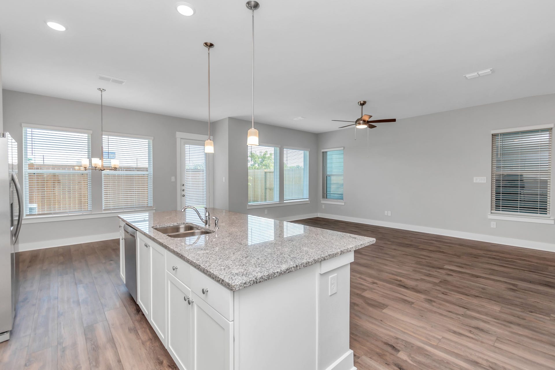 2733 Ruhman Fields Drive, Houston, TX 77008 Elegant Granite Countertops & Luxurious Wood-Like Vinyl Plank Flooring.