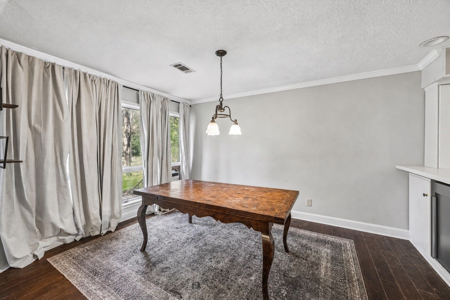 226 S Pine Drive, Montgomery, TX 77356 Can be used as a dining room. Gray walls and white crown molding give everyday meals a polished setting.