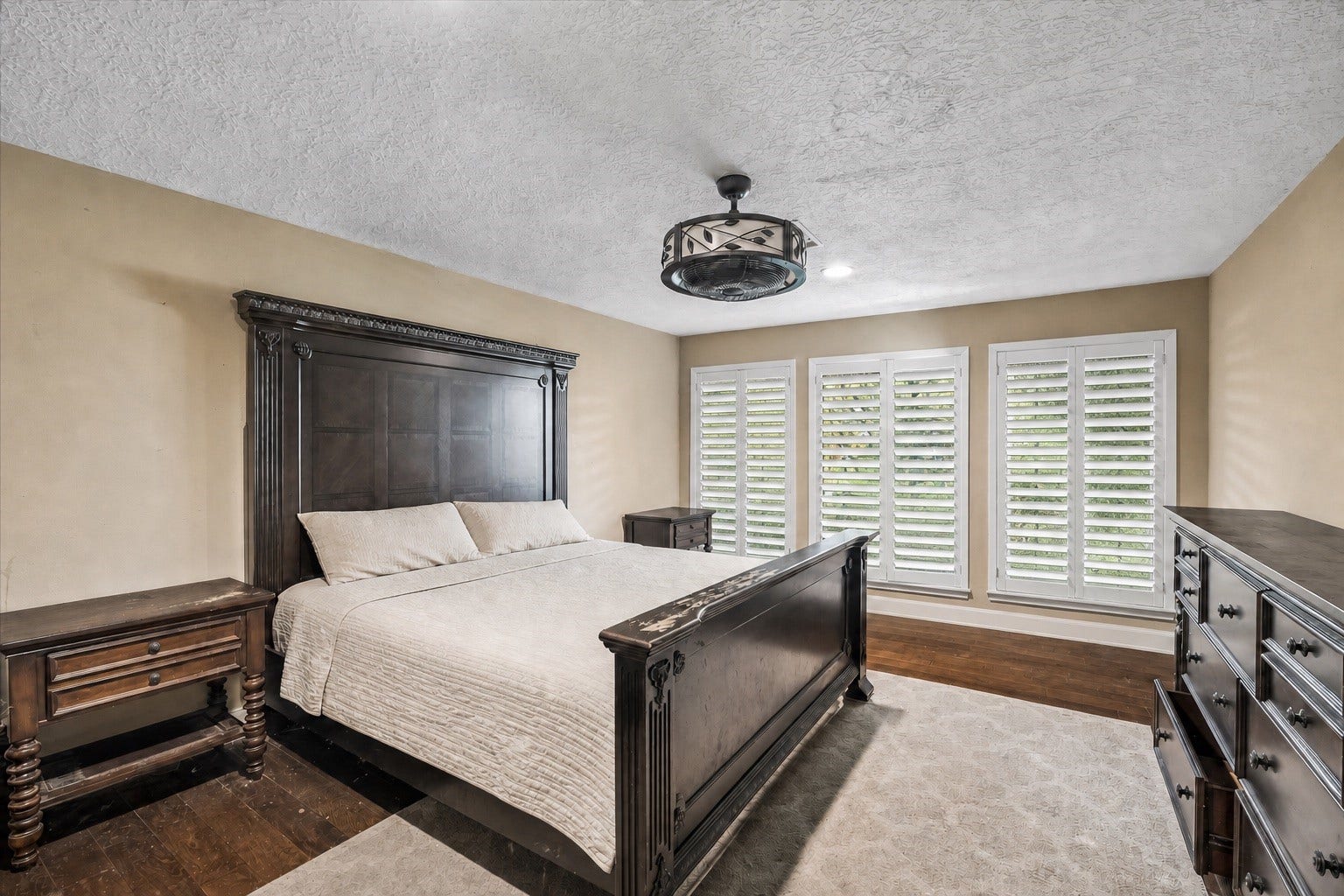 226 S Pine Drive, Montgomery, TX 77356 Plantation shutters filter daylight across the bedrooms warm wood flooring. Soft neutral walls and a decorative ceiling fixture create a restful retreat.
