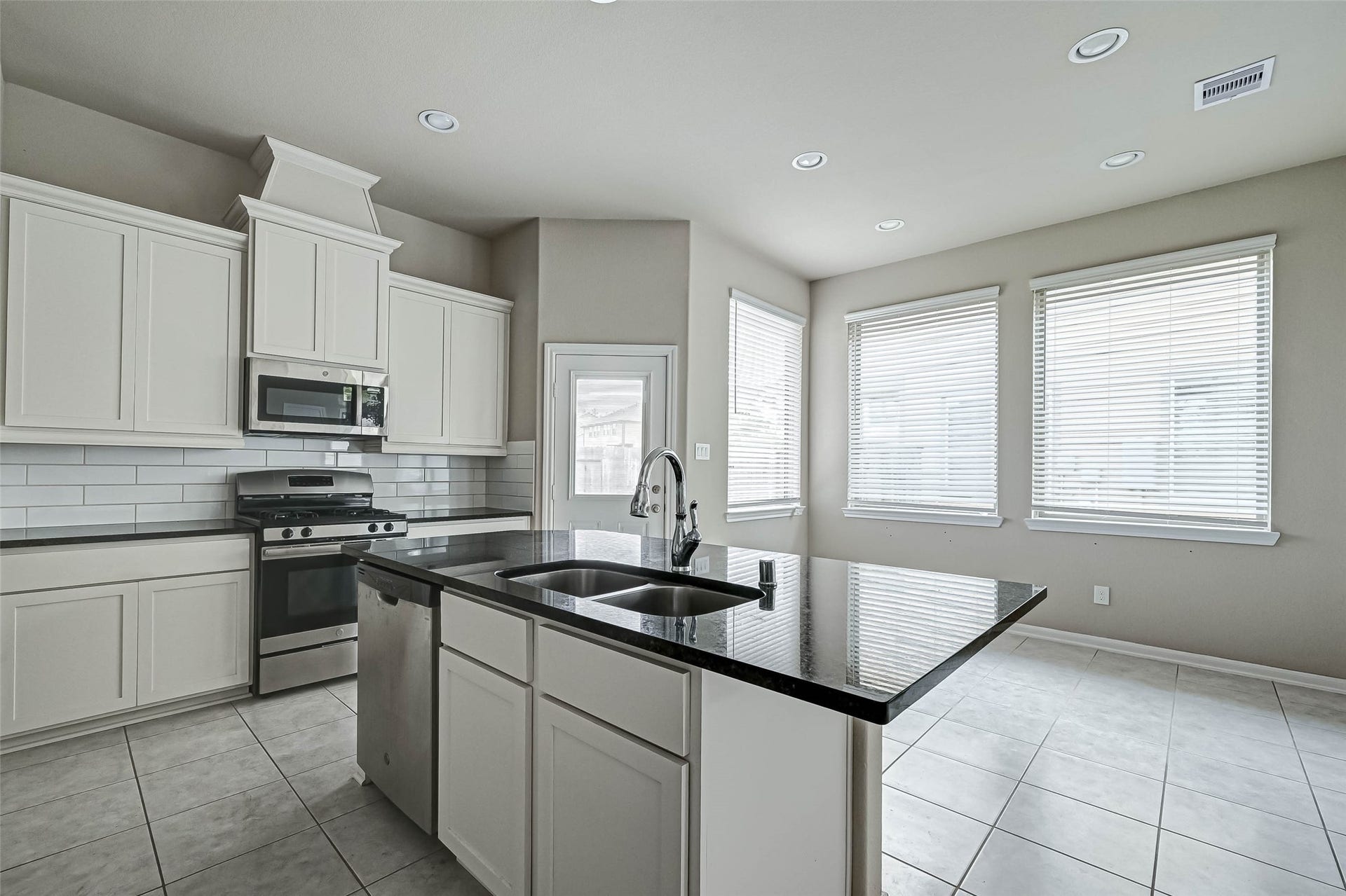 315 Biltmore Loop, Montgomery, TX 77316