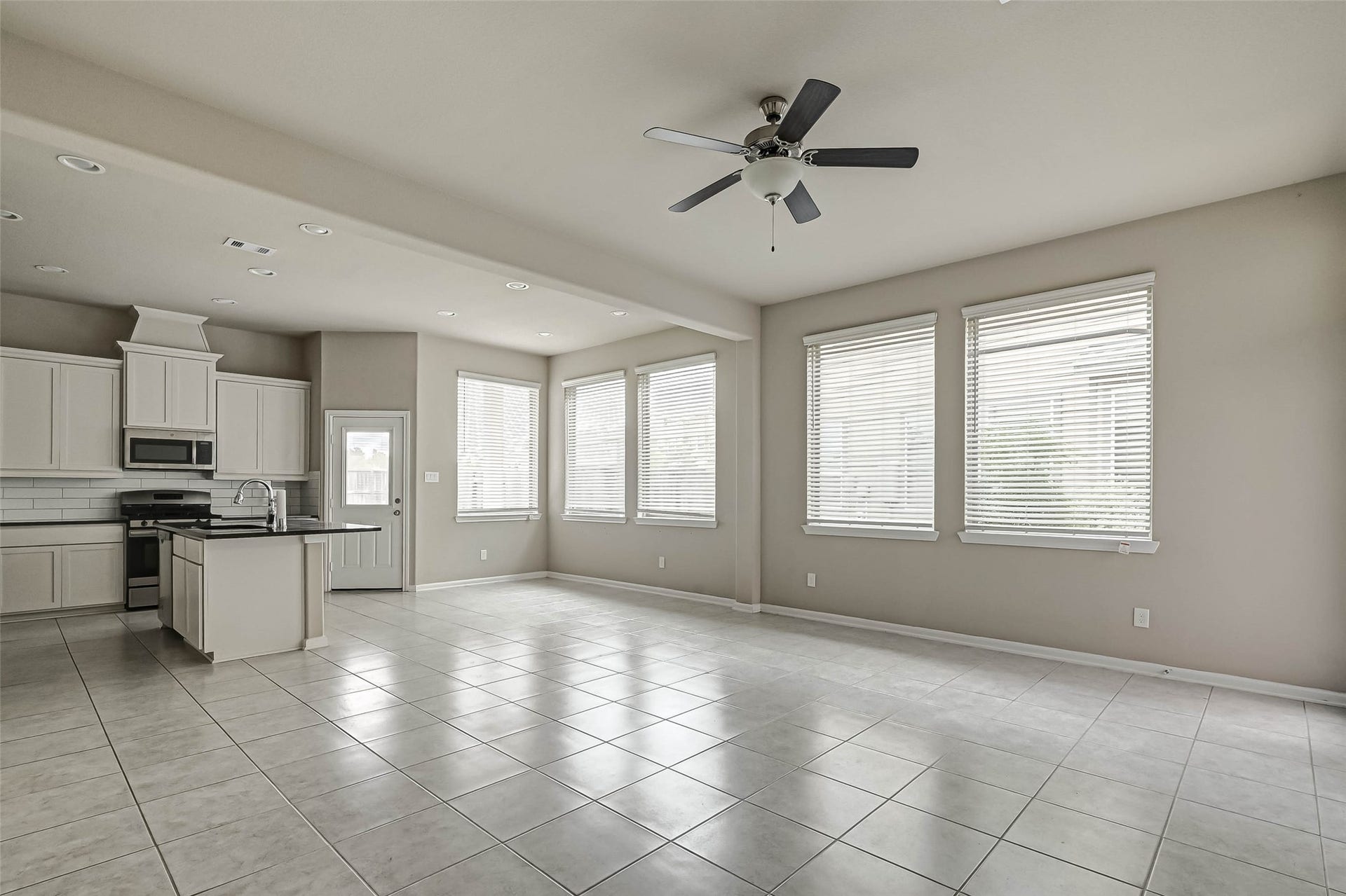 315 Biltmore Loop, Montgomery, TX 77316
