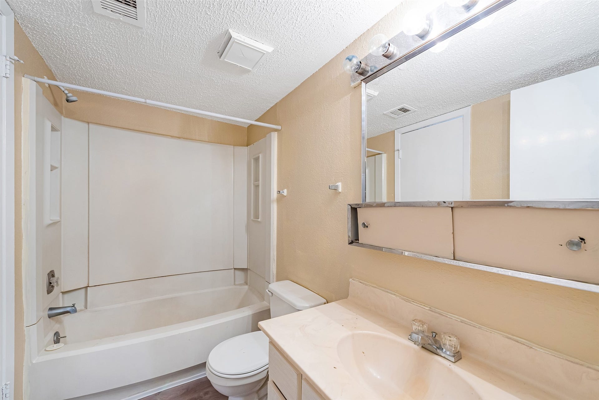 6315 Cattails Lane, Houston, TX 77035 6315 Cattails Lane, Houston, TX 77035
