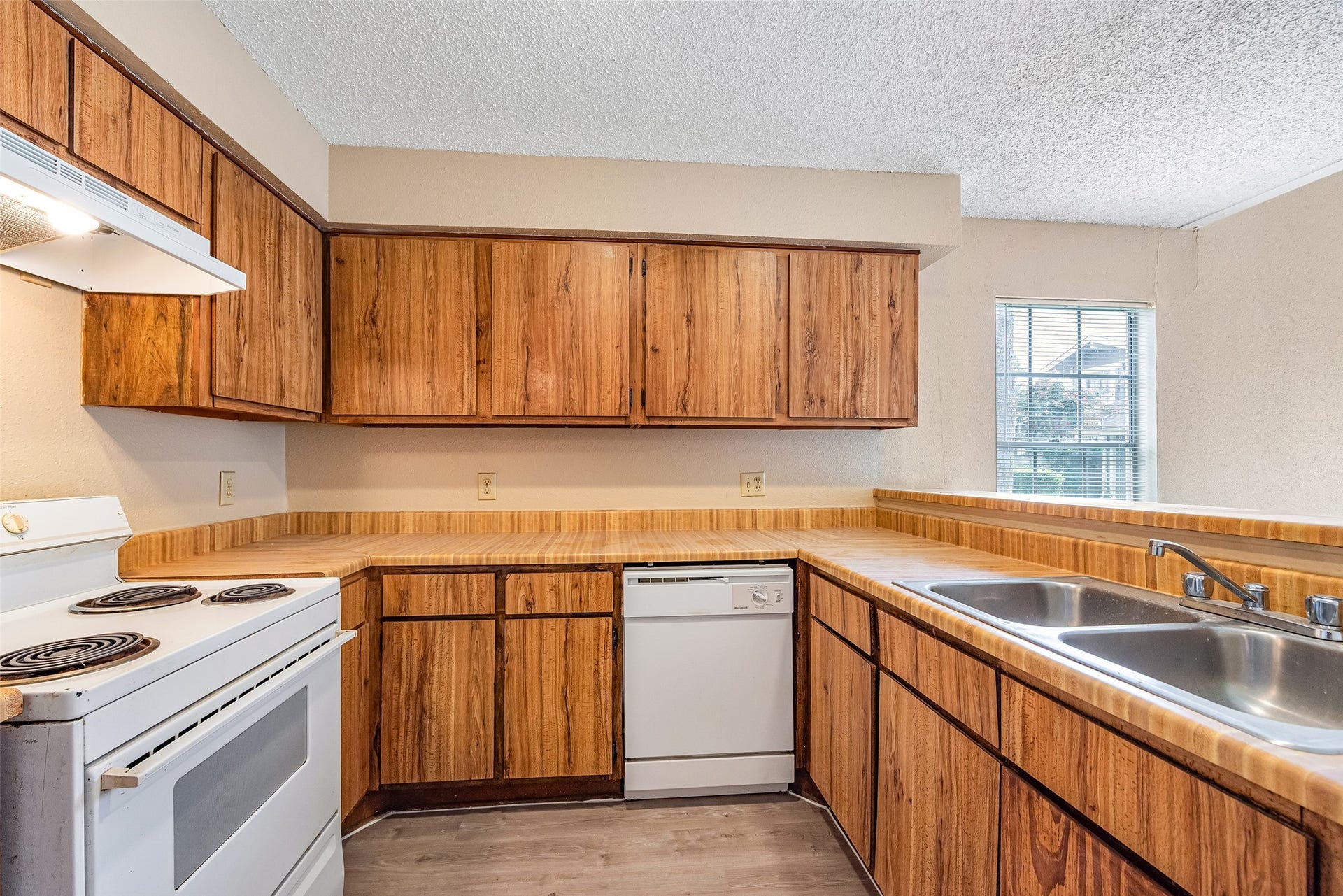 6315 Cattails Lane, Houston, TX 77035 6315 Cattails Lane, Houston, TX 77035