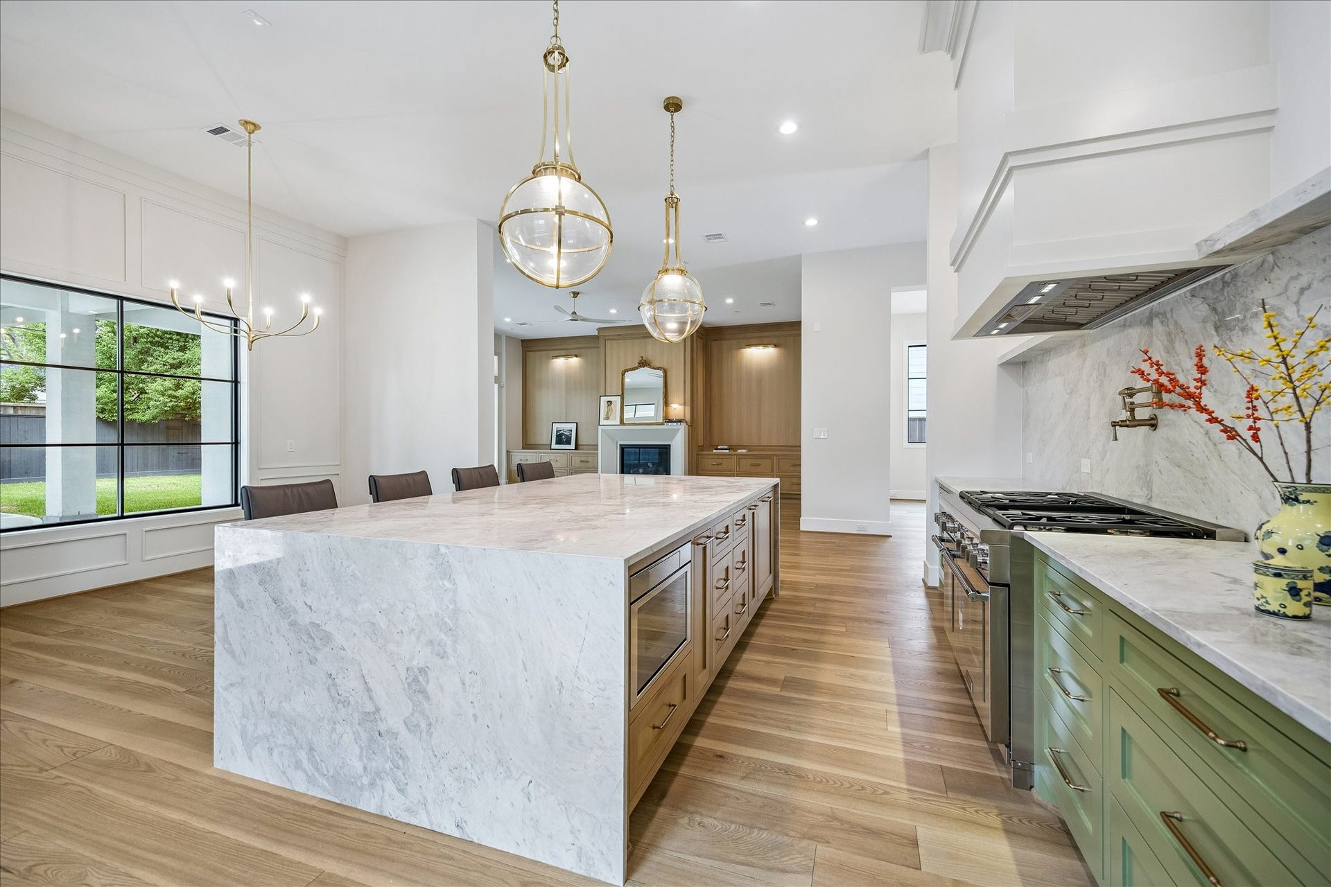 830 Azalea Street, Houston, TX 77018 The kitchen features a stunning waterfall marble island that provides ample seating, perfect for both casual meals and entertaining. The Thermador appliance package includes a 30 panel-ready refrigerator alongside an 18 freezer, a Pro Grand 48 gas range with a griddle, an Emerald 24 panel-ready dishwasher, a 24 Micro drawer microwave, and a 24 built-in coffee machine.