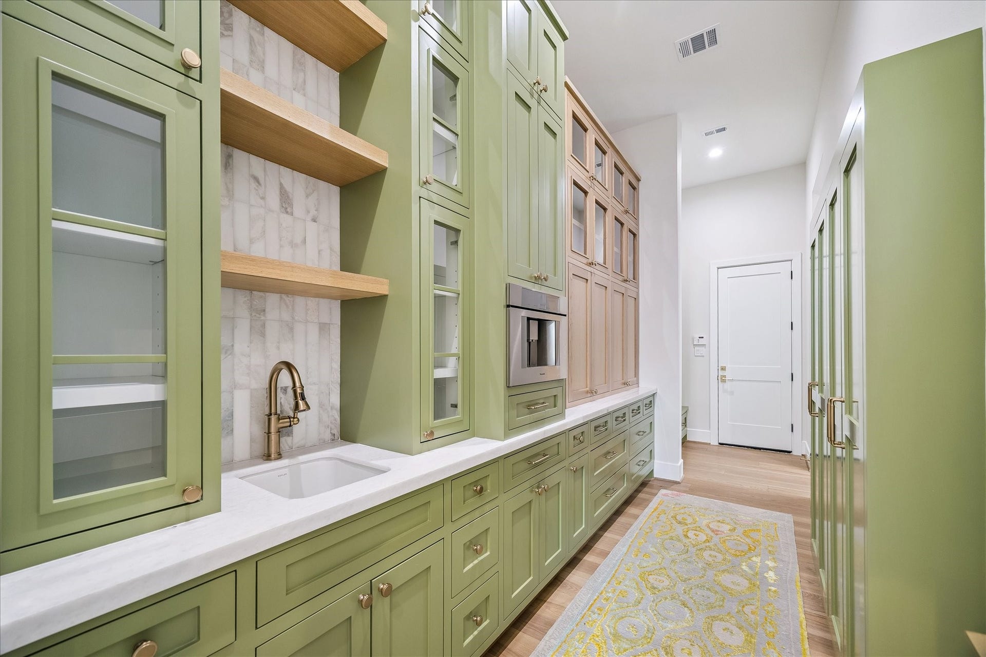 830 Azalea Street, Houston, TX 77018 Butlers pantry serves as a refined, multifunction extension of the main kitchen.
