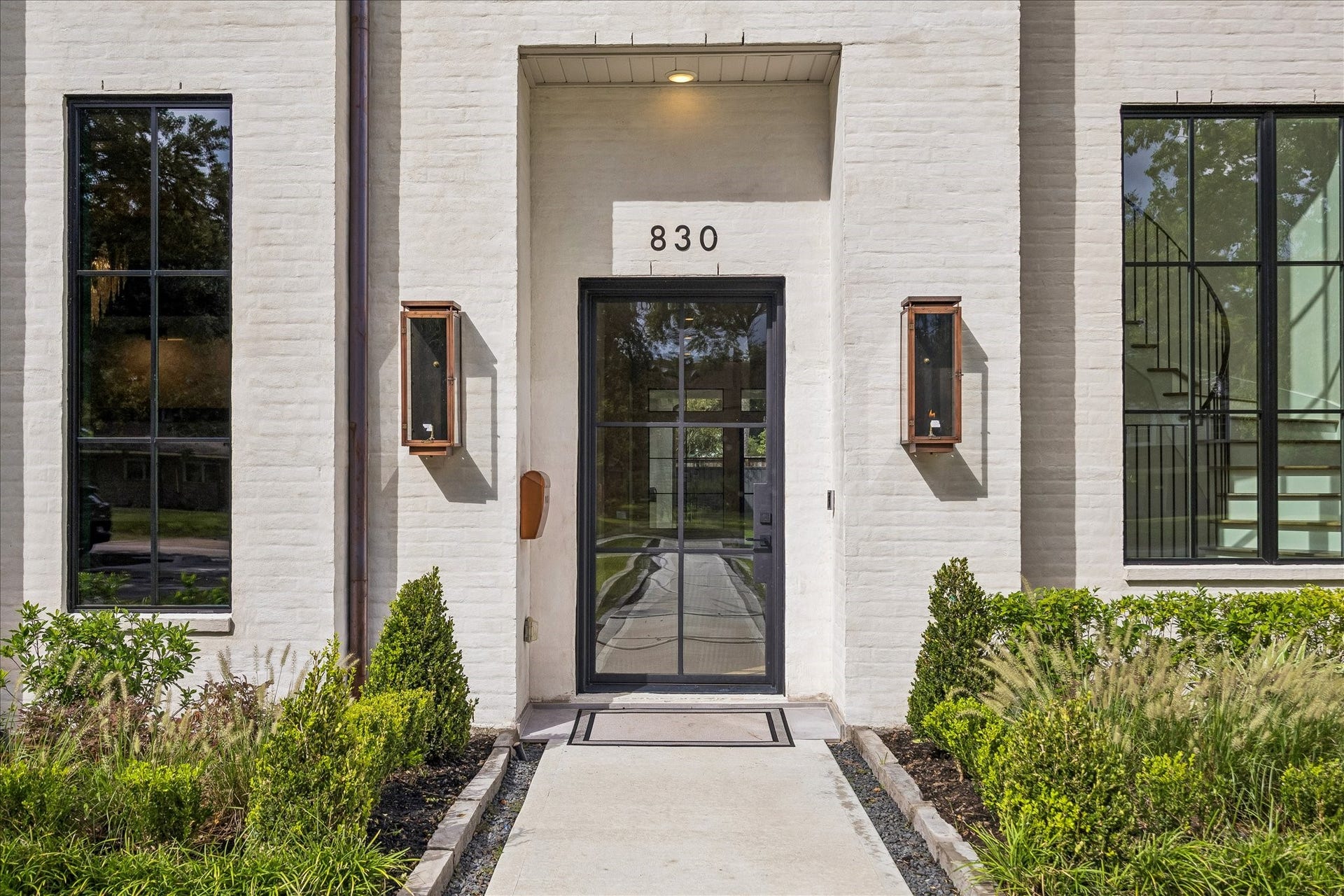 830 Azalea Street, Houston, TX 77018 Nestled in Garden Oaks, this home is designed to impress with high ceilings and oak floors that provide a sense of elegance and spaciousness. The exceptional layout includes 12-foot ceilings, a practical mud room for storage and organization, and a dedicated study for work or projects. Outdoor enthusiasts will appreciate the summer kitchen, perfect for al fresco dining. The property features an expansive primary suite offering a private retreat, complemented by three additional ensuite bedrooms.