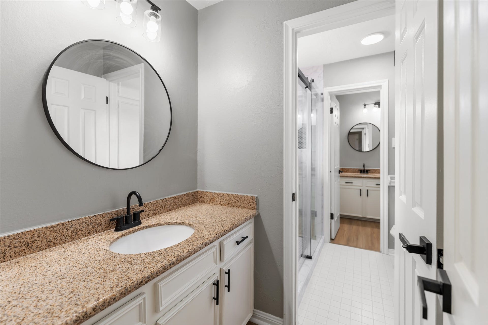 207 Burgundy Lane, League City, TX 77573 Alternate view of the secondary bathroom.