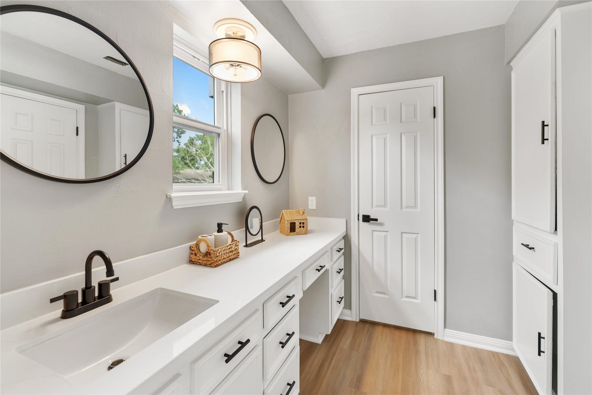 207 Burgundy Lane, League City, TX 77573 Another view of the main bathroom