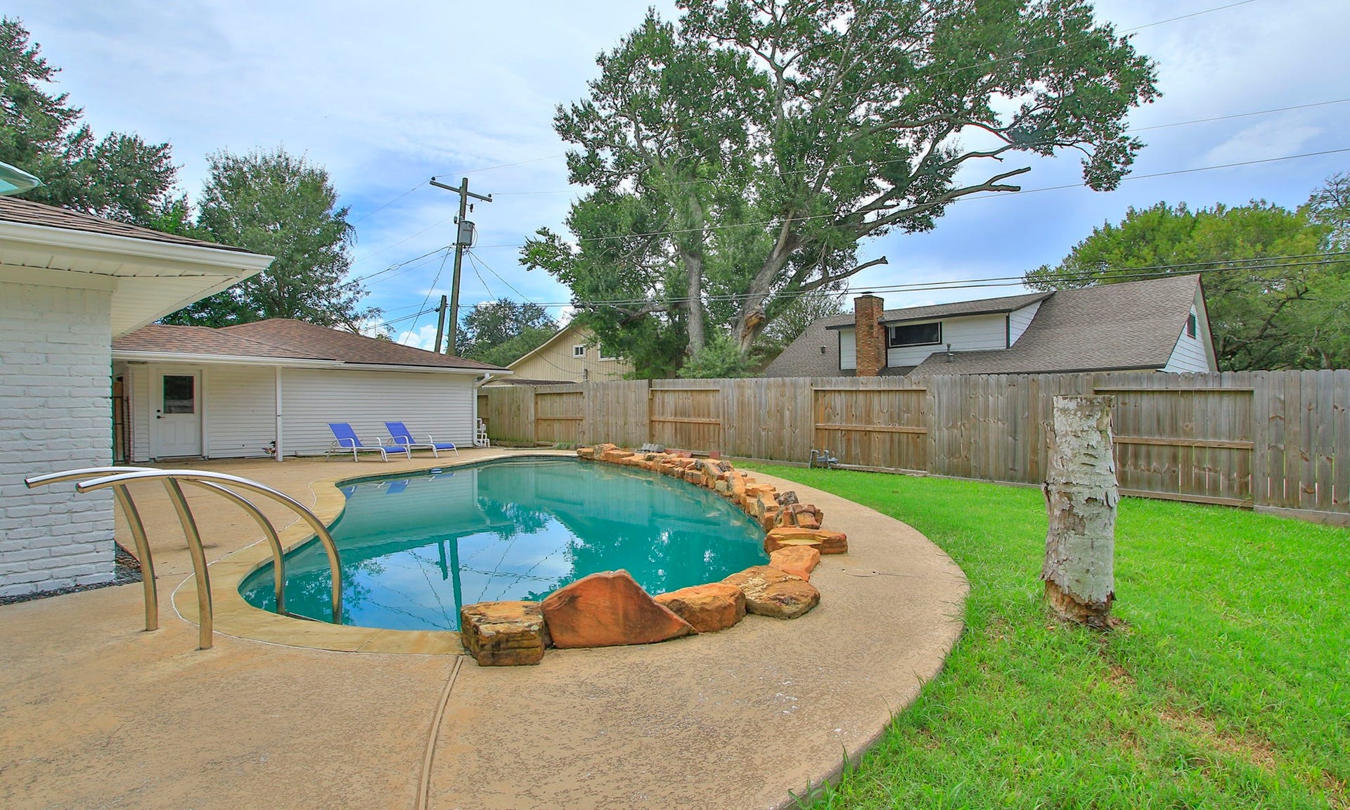 207 Burgundy Lane, League City, TX 77573 207 Burgundy Lane, League City, TX 77573
