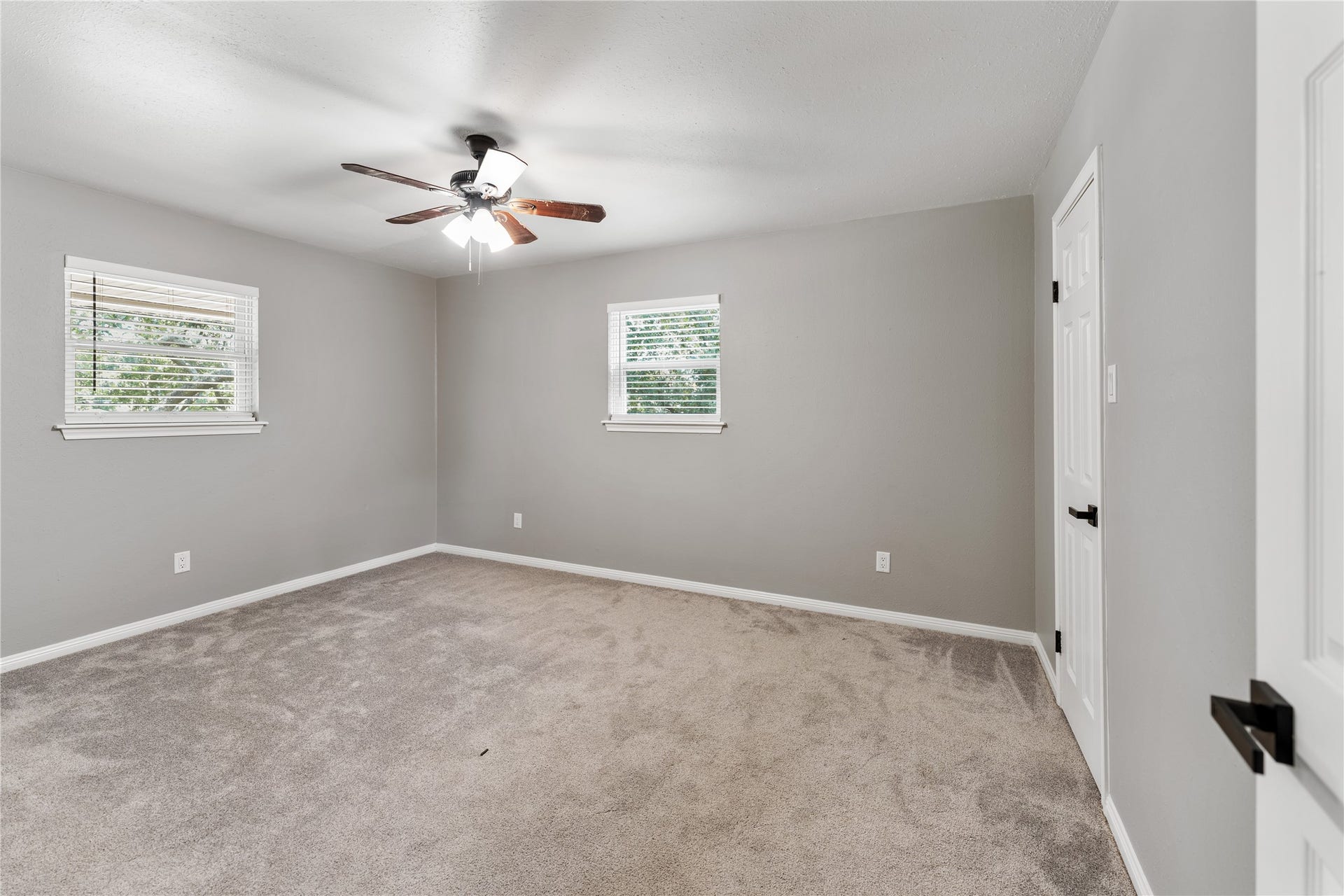 207 Burgundy Lane, League City, TX 77573 Another well sized secondary bedroom with plenty of natural light.