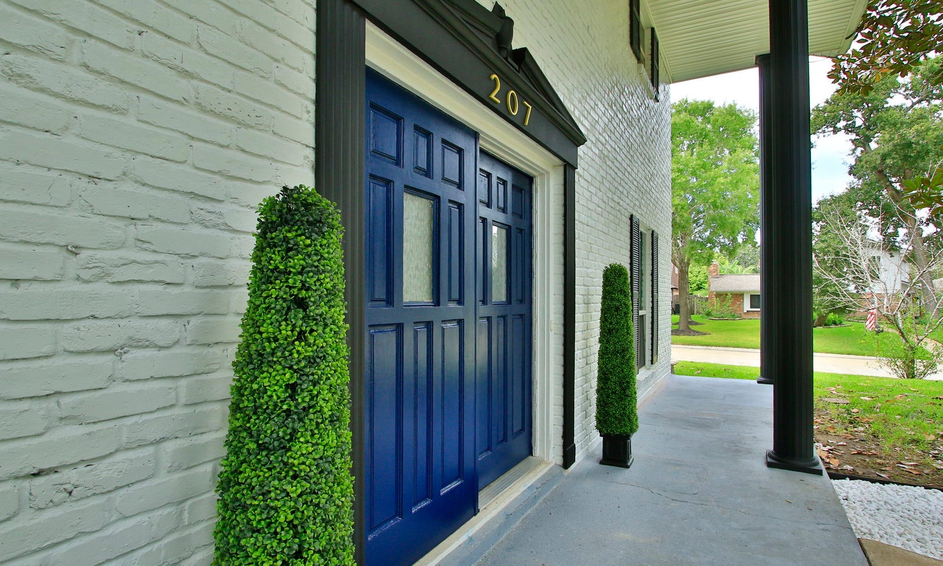 207 Burgundy Lane, League City, TX 77573 Sleek blue front door!