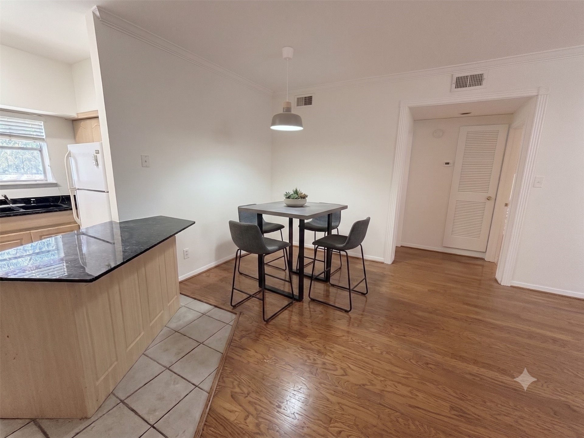 Virtually staged eat in breakfast/dining area
