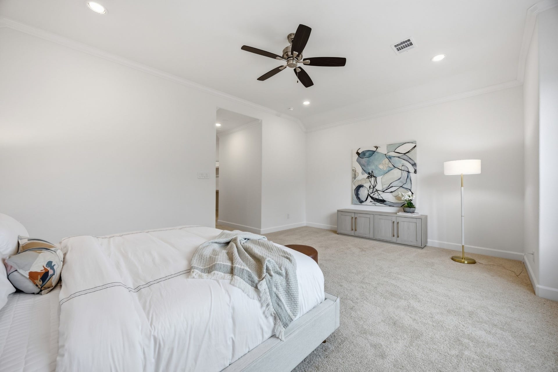 5405 Nolda Street, Houston, TX 77007 Master Class Storage: Relish the grandeur of a spacious primary suite, where comfort meets sophistication with a breezy ceiling fan and dual walk-in closets to indulge your wardrobe.