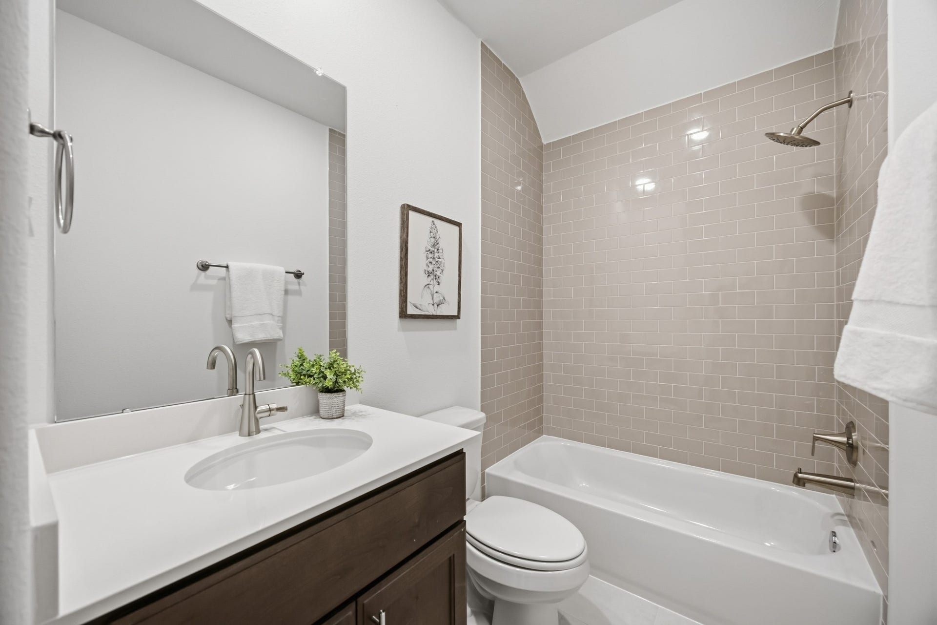 5405 Nolda Street, Houston, TX 77007 Classic Vibes: The chic Secondary Bath, nestled between the secondary bedrooms, offers a stylish and contemporary touch to your abode.