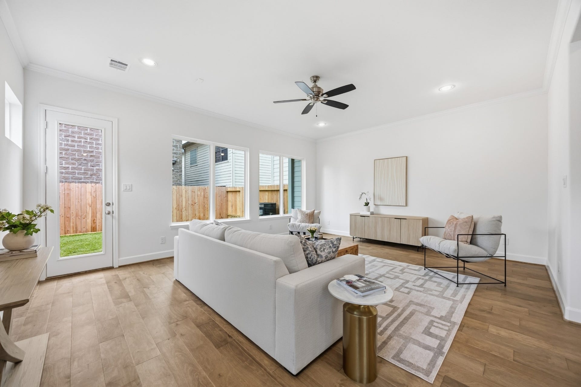 5405 Nolda Street, Houston, TX 77007 Spacious Scenes: Ten-foot ceilings frame an awe-inspiring living space, filled with natural light and designed for life's grand moments.