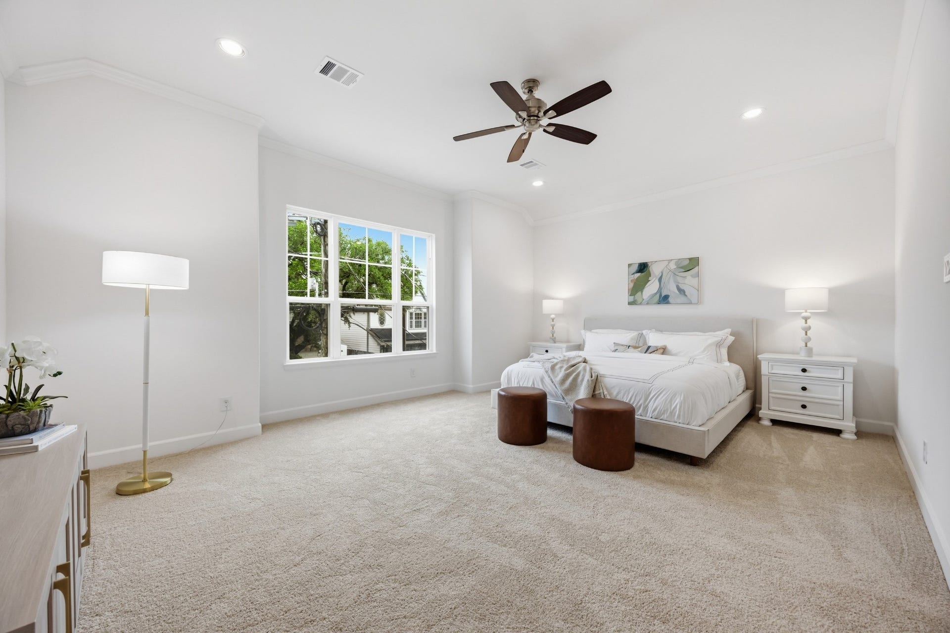 5405 Nolda Street, Houston, TX 77007 Primary Retreat: A spaciously lit sanctuary, complete with a ceiling fan for personalized comfort and views overlooking the front of the home.