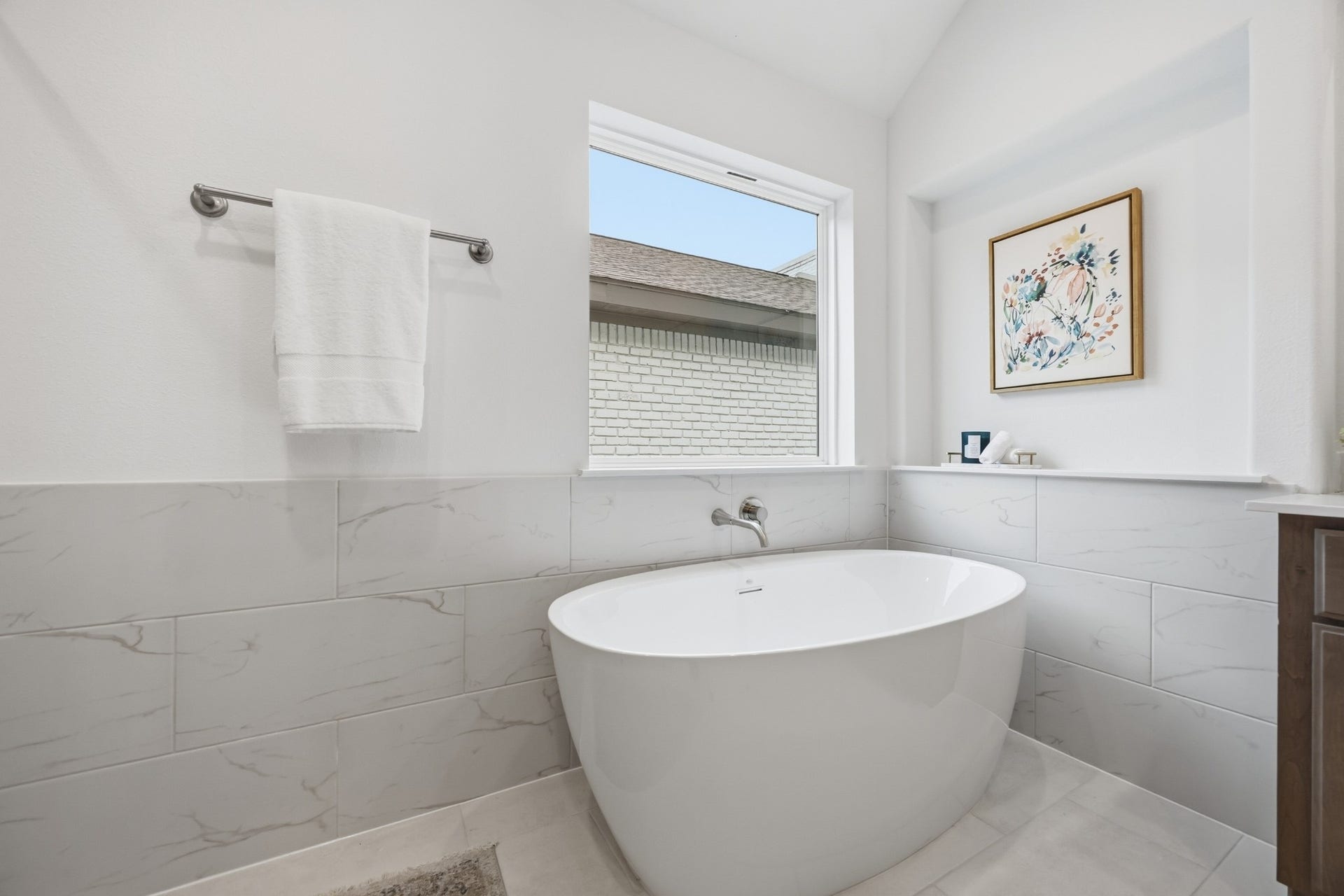 5405 Nolda Street, Houston, TX 77007 Soak in Serenity: End your days or start your weekends enveloped in the embrace of a luxurious soaking tub in this exquisitely designed primary bathroom.